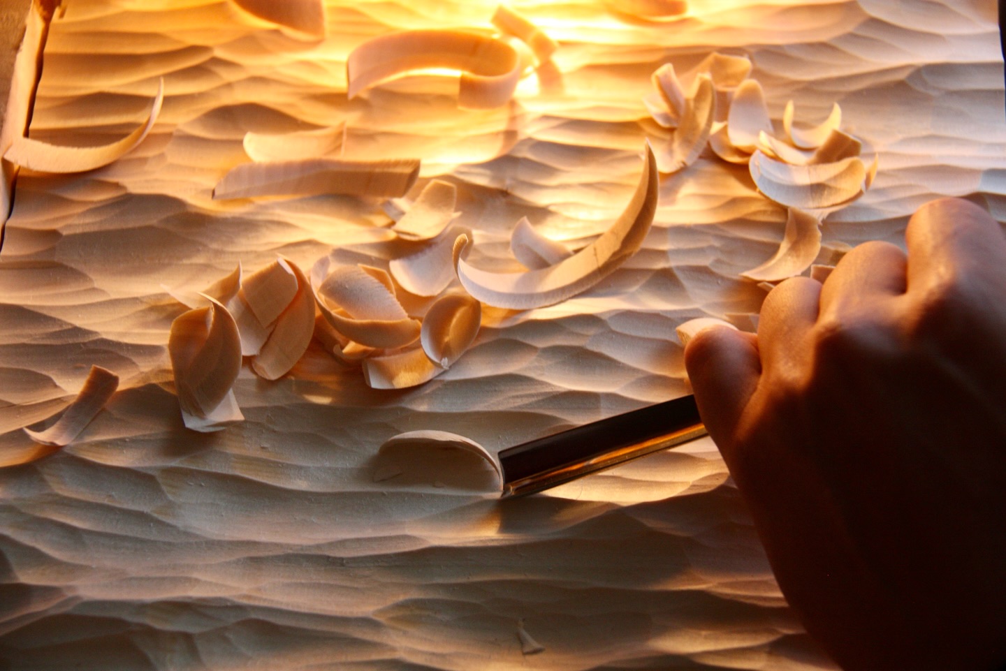 Découpe après découpe, les vagues prennent vie.
Ici, c’est la première étape de nos cadres sculptés à la main : du tilleul brut, une gouge, et beaucoup de patience ✨
#ArtisanatFrançais#vagues#sculptureartist#wavesart#boisbrut#hossegor#faitmain #tableauenbois #décoartisanale #artduBois#decorationmurale #homeinterior
#madeinfrance #artisanfrancais
#woodart #bohostyle