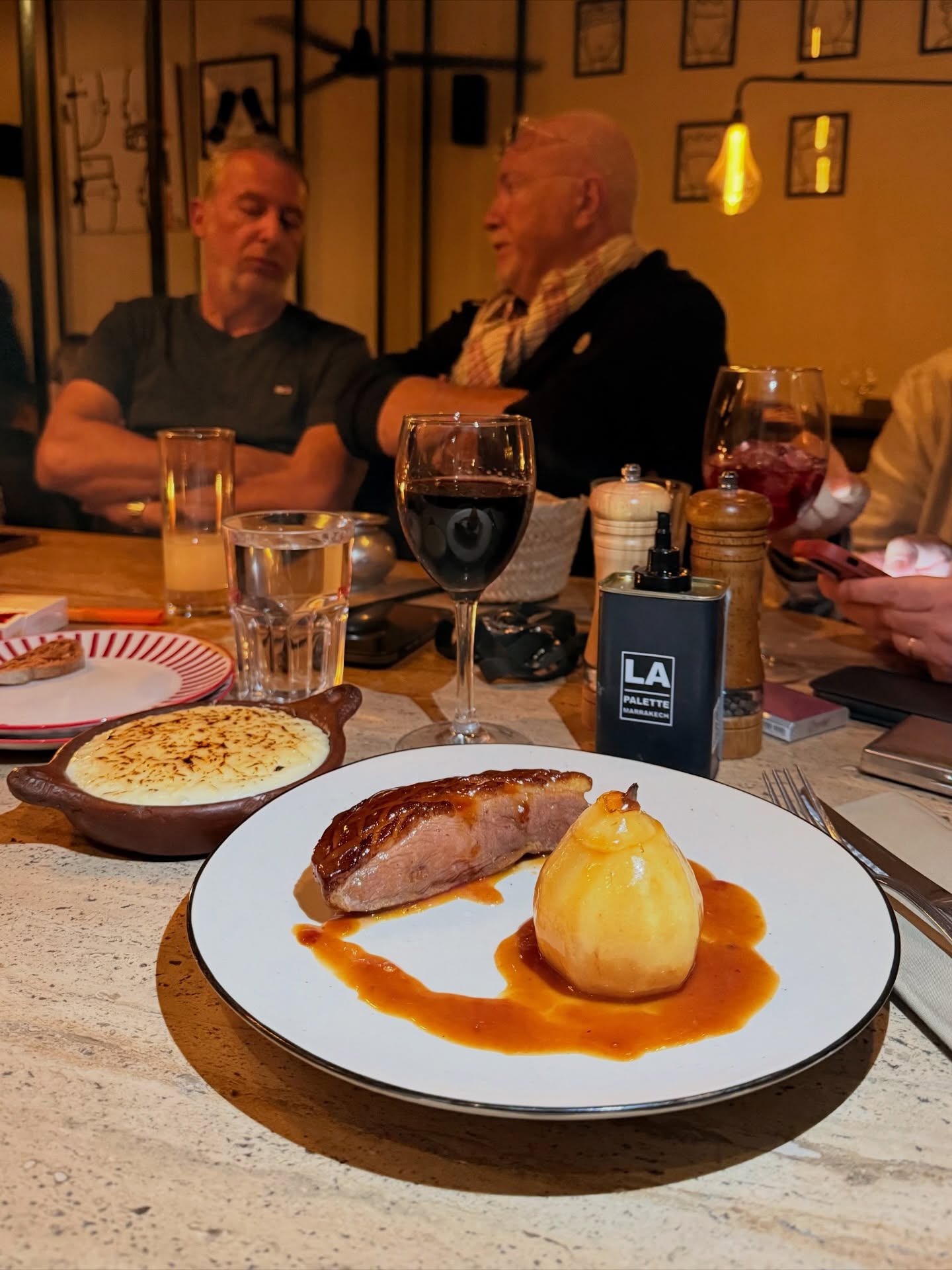 Notre délicieux filet de magret de canard fermier laqué avec sa délicieuse poire confite et sa purée gratinée 🦆🤩 #restaurantmarrakech #marrakeshrestaurant #finefood #frenchfood #canard #duck #marrakech #marrakesh #frenchrestaurant
