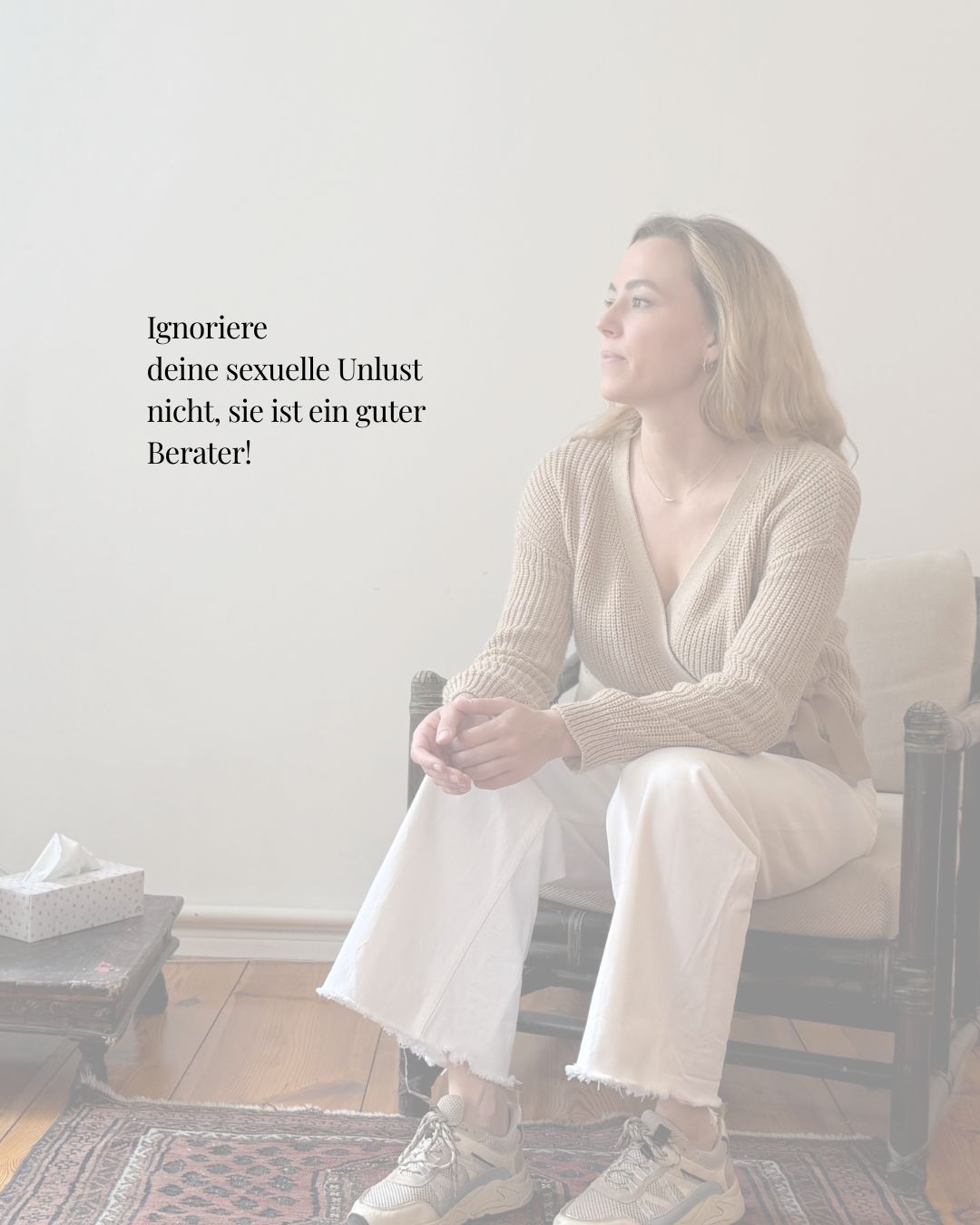 Oft führt sexuelle Unlust zu Frust in der Partnerschaft. Klientinnen, die mit Unlust in meine Praxis kommen, stehen meist unter großem Druck, „wieder in die Lust“ zu finden, damit sich die Beziehung entspannt.
Viele berichten mir, dass sie nicht primär unter der fehlenden Lust leiden, sondern vielmehr darunter, zu sehen, wie ihre Partner*in unter der fehlenden Sexualität leidet. Sie kämpfen mit Schuldgefühlen, weil sie glauben, selbst „das Problem“ zu sein – ganz nach dem Motto: Wer Sex will, hat kein Problem, und wer nicht will, ist „gestört“.
Dabei ist sexuelle Unlust immer Teil einer Beziehungsdynamik, die von beiden Partnern mitgetragen wird. Sie ist oft ein Hinweis darauf, dass etwas aus dem Gleichgewicht geraten ist und/oder ein neuer Entwicklungsschritt ansteht, den sich beide Partner gleichermaßen anschauen dürfen.
Wenn du mit sexueller Unlust zu tun hast, dann bist nicht du das Problem – mit dir ist alles in Ordnung. Deine Unlust ist ein wichtiger Hinweisgeber. Wenn ihr sie aus dieser Perspektive betrachtet, kommt ihr weg vom Problem – und hin zur Lösung.
#sexuelleunlust #beziehungsarbeit #paartherapie #paarberatung #sexualtherapie #beziehungsdynamik #intimität #schamfrei #selbstwert #bewusstlieben #beziehungsthemen #nähe #partnerkommunikation