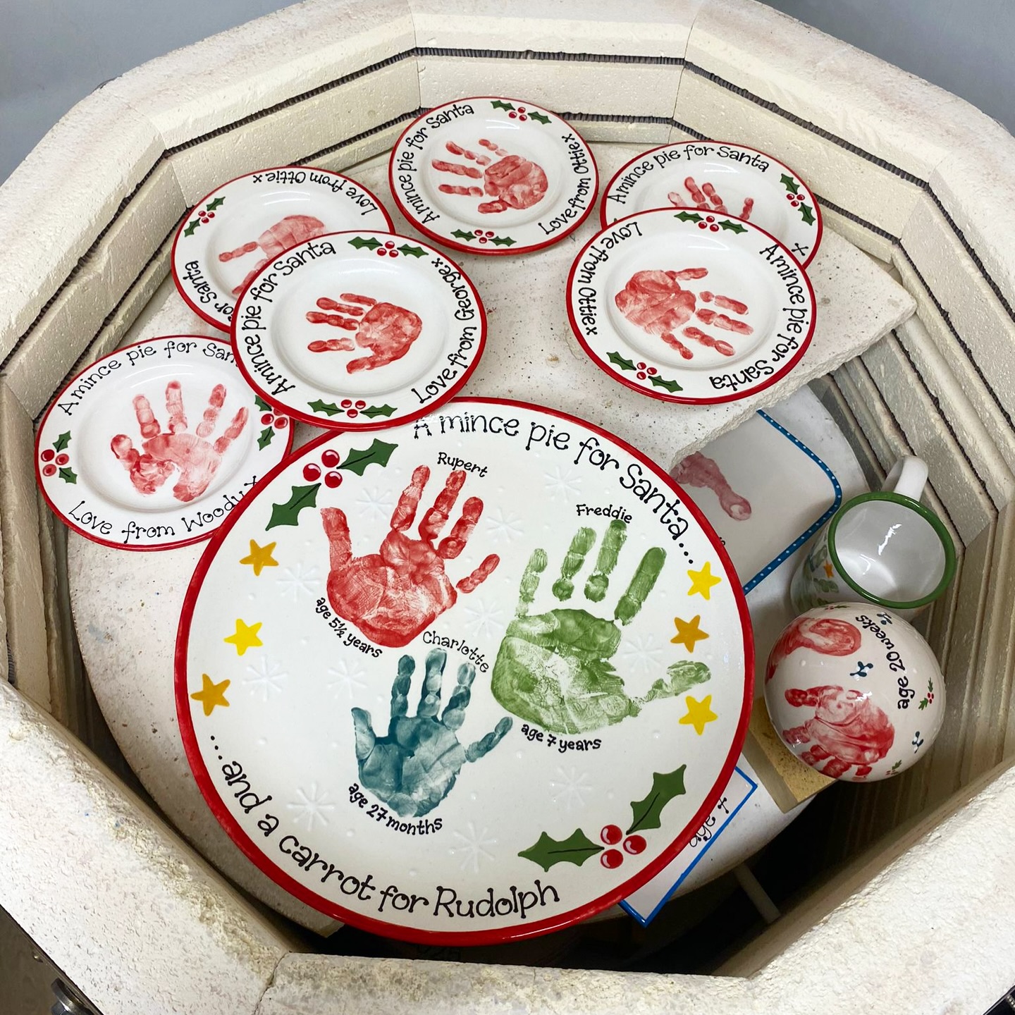 The kiln is looking a lot like Christmas 🎄🎅🏻