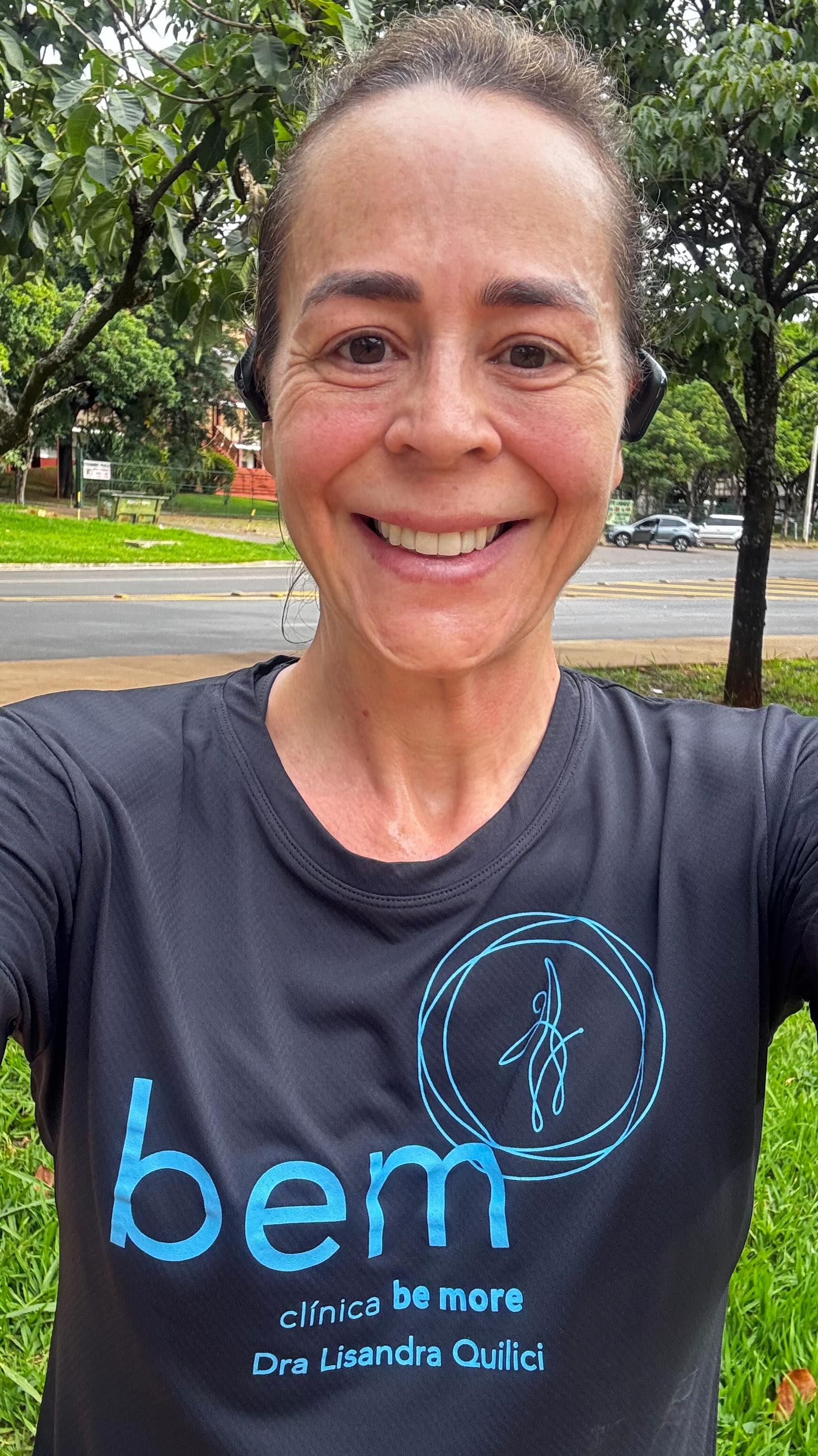 Mesmo viajando, o corpo segue pedindo movimento.
Hoje cedo, antes das aulas aqui em Brasília, eu saí para correr — e é impressionante como a atividade física cria clareza mental, regula o eixo intestino-cérebro e potencializa tudo que a gente estuda sobre metabolismo.
Estou aqui mergulhada no curso de Medicina Funcional aplicada a análogos de GLP-1, suplementação avançada e nutrição funcional, e cada dia confirma o que vejo nos meus pacientes (e em mim mesma):
👉 O estilo de vida continua sendo o pilar mais poderoso de todos.
Correr, suplementar de forma estratégica, ajustar o relógio biológico, nutrir a microbiota… tudo isso conversa diretamente com a resposta metabólica, com a sensibilidade à insulina, com a saciedade e até com o humor.
Movimento é medicamento.
Sono é tratamento.
Alimentação é informação.
E suplementação é personalização.
E quando juntamos isso aos recursos terapêuticos modernos, como os análogos de GLP-1, o resultado não é apenas emagrecer —
é funcionar melhor, viver com mais energia, mais autonomia e mais saúde real.
Brasília tem sido aprendizado, ciência e endorfina.
E eu sigo aqui… correndo, estudando e entregando o meu melhor para vocês. 💙✨