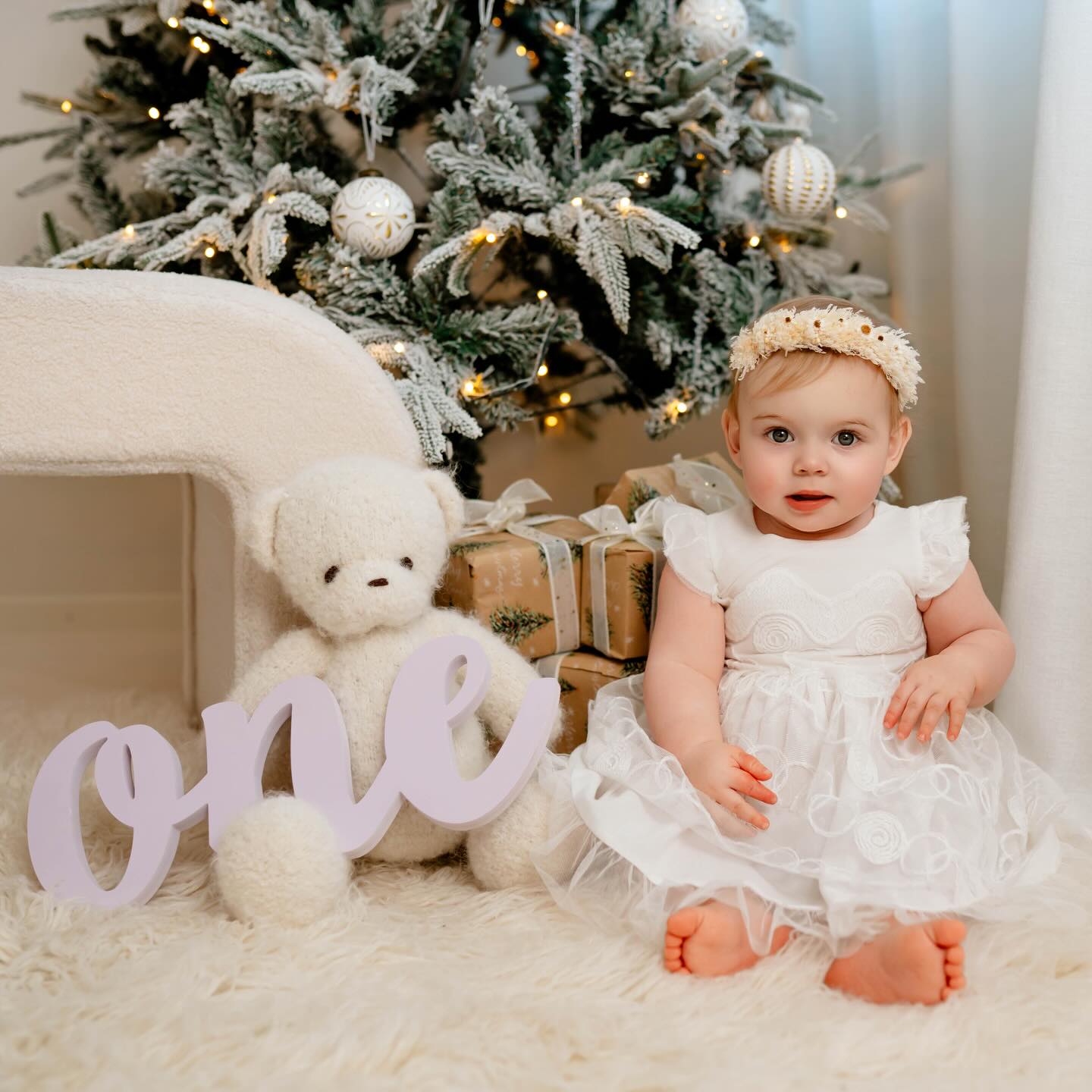 When your tiny model is one year old… and it’s a Christmas session ;).
.
.
.
.
Newborn, Family & Maternity Photographer in Zürich area | Ksenia Photography
.
.
Neugeborenen-, Familien- & Schwangerschaftsfotografin im Raum Zürich | Ksenia Photography
.
.
.
.
#motherhood #zurich_switzerland❤️ .
#chrismas #swissphotographer # #dearphotographer #zurich #switzerland🇨🇭 #ourcandidlife #todler #magicofchildhood #momtogs #littlesweetie #thechildrenoftheworld #littledreamers #childportraits #pixel_kids #simplychildren #enchantedchildhood #dearestviewfinder #let_there_be_delight #letthemexplore #wildandbravelittles #the_gallery_of_magic #the_sugar_jar #parenthood #parenthood_moments #xmasmarkets #childhoodunplugged #xmasvibes