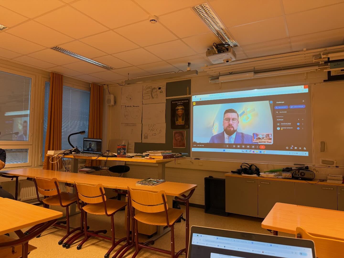 Tänään saimme AMB-kurssille vieraaksi etäyhdeydellä Sebastian Tynkkysen (MEP). Sebastian kertoi Euroopan parlamentissa työskentelystä, Euroopan parlamentista yleisesti ja MEP:n arjesta. Opiskelijat saivat myös esittää Sebastianille kysymyksiä. Säkylän seudun lukio kiittää Sebastiania vierailusta! #epa #säkylänseudunlukio