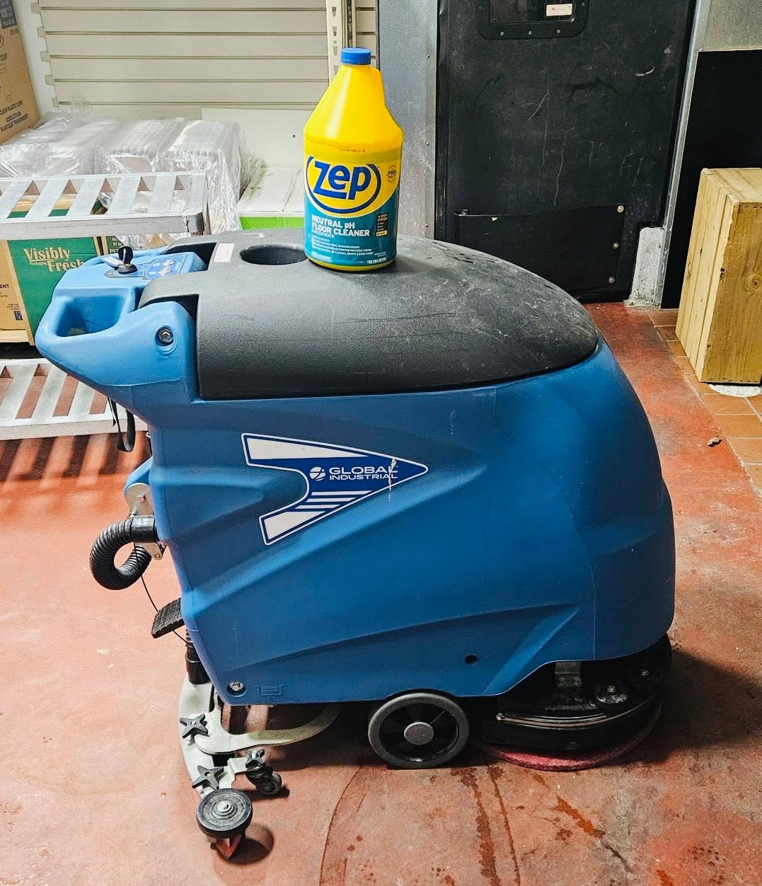 Floor scrubber love ❤️🧹The floors of some of your favorite Charleston supermarkets, retail shops & other commercial spaces are probably kept sparklin’ by this big boy 👣⚙️ #CommercialCleaning