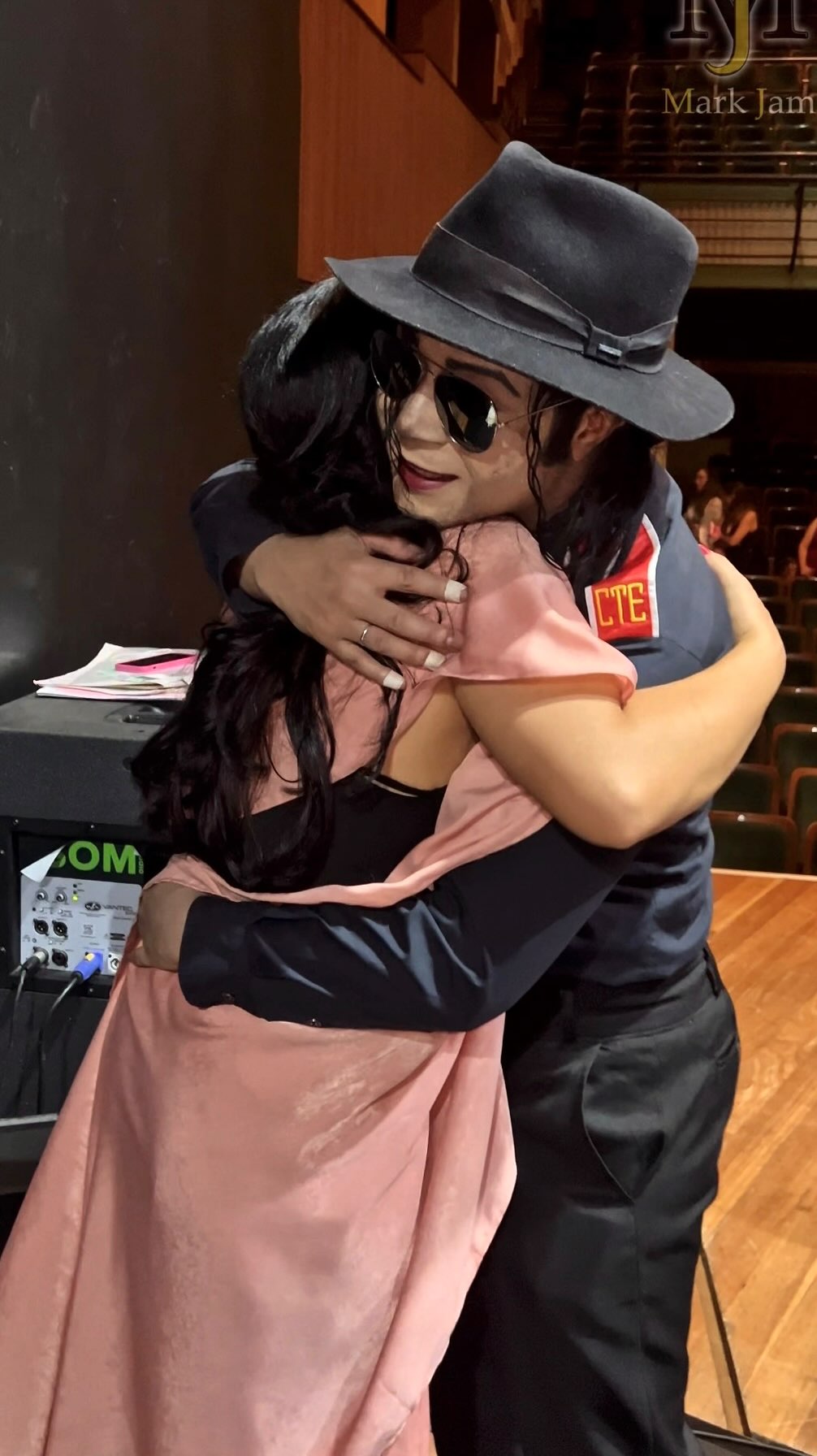 Que noite mágica que foi neste último sábado no espetáculo do @balletisabelaconrado !! 🔥✨
Foi muito especial fazer parte desse momento. Uma honra enorme contribuir para um espetáculo que foi, simplesmente, lindo e emocionante do início ao fim!! ❤️
Quero expressar minha profunda gratidão à @belaconrado e a todos os envolvidos. Vocês me receberam e me trataram com muito carinho e atenção desde o início! 🙏🏾
Parabéns a todas as bailarinas e bailarinos, equipe da escola e todos que fizeram parte disso!!
E um agradecimento super especial à minha equipe, que está sempre ao meu lado, me dando suporte e me ajudando a fazer acontecer em todos os shows! Principalmente ao @mateuslimaofficial que fez a performance com a guitarra, o @italolobato619 sempre me auxiliando em tudo, minha mãe @dricaoliveiramj que nem preciso dizer porque ela é tudo e ao @luminarbh que fez uma luz impecável como sempre!! Vocês são incríveis! ❤️🙏🏾
Que venham mais!! ✨