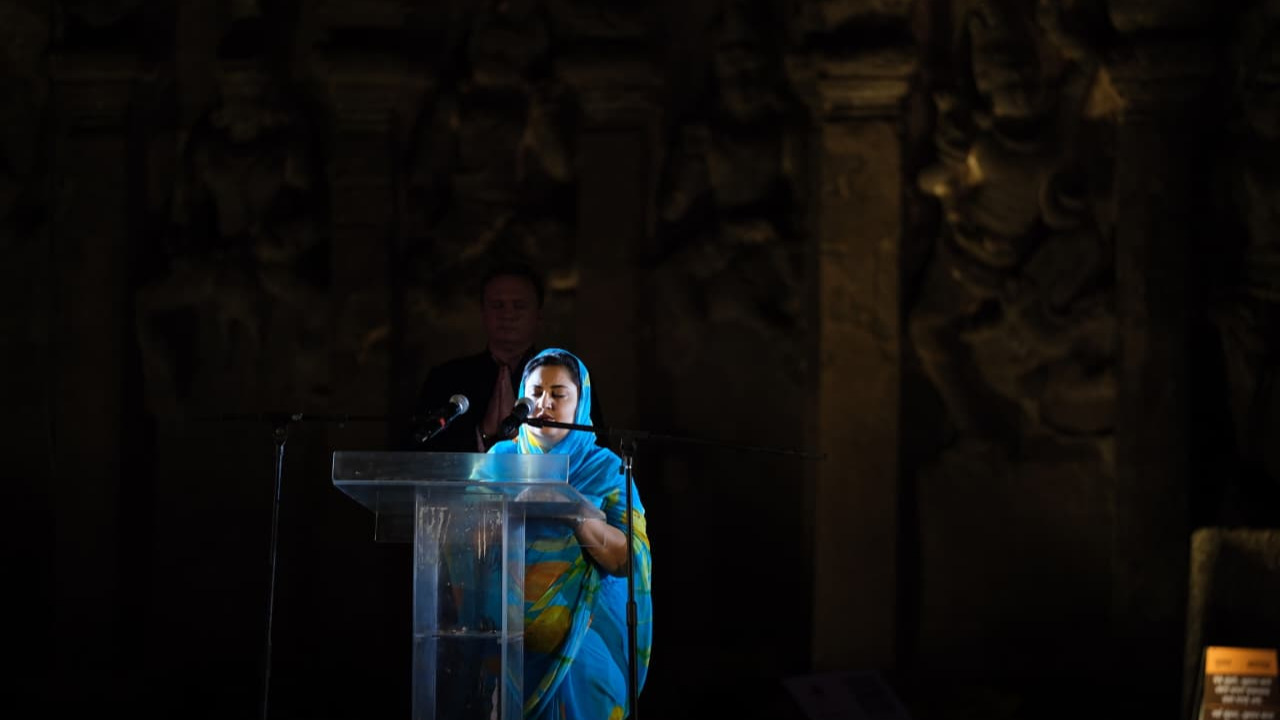 We begin with an invocation to Shiva - ancient slokas echoing through Kailasa Temple. A spiritual awakening that sets the tone by HH Maharani Raseshwari Rajya Laxmi of Jaisalmer and Nick Booker from UK.
#AIKYAM2025 #SOPAAN #UN #MinistryOfTourism #UNESCO #MaharashtraTourism