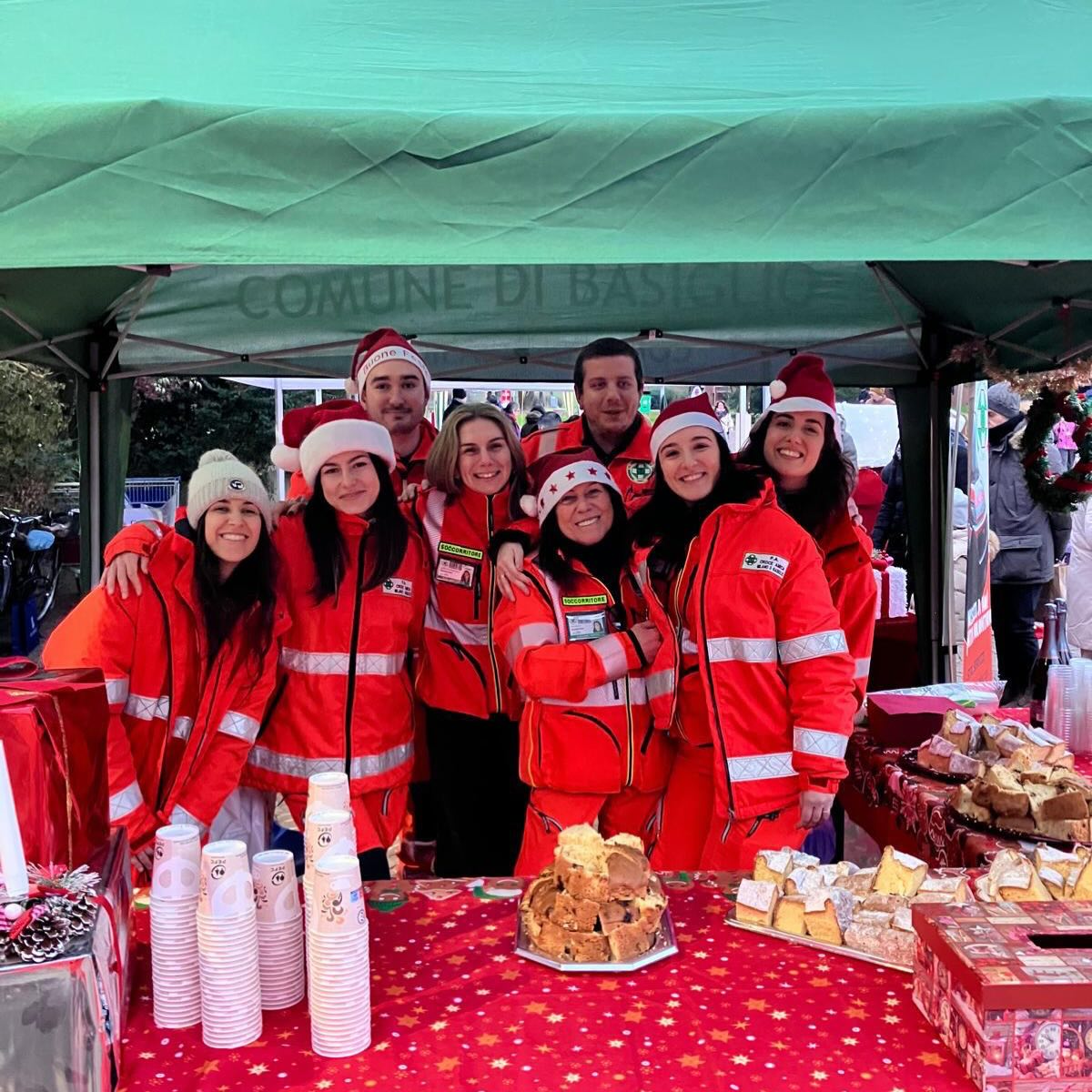 Domenica 30 novembre 2025 abbiamo preso parte all’accensione dell’Albero di Natale, distribuendo panettoni, pandori, cioccolata calda e, con un brindisi finale, abbiamo ufficialmente dato il via alle feste! ✨🎄
Un ringraziamento speciale al @comune_basiglio per averci coinvolti, come ogni anno, e a @egochocolat per la generosa donazione della cioccolata, un gesto che si rinnova da anni. 🍫✨
Grazie ai nostri volontari e ai ragazzi del Servizio Civile che hanno contribuito all’organizzazione dell’evento: Marina, Lucrezia, Giorgia, Sara, Valentina, Alessia, Riccardo, Roberto e Giulia. ❤️