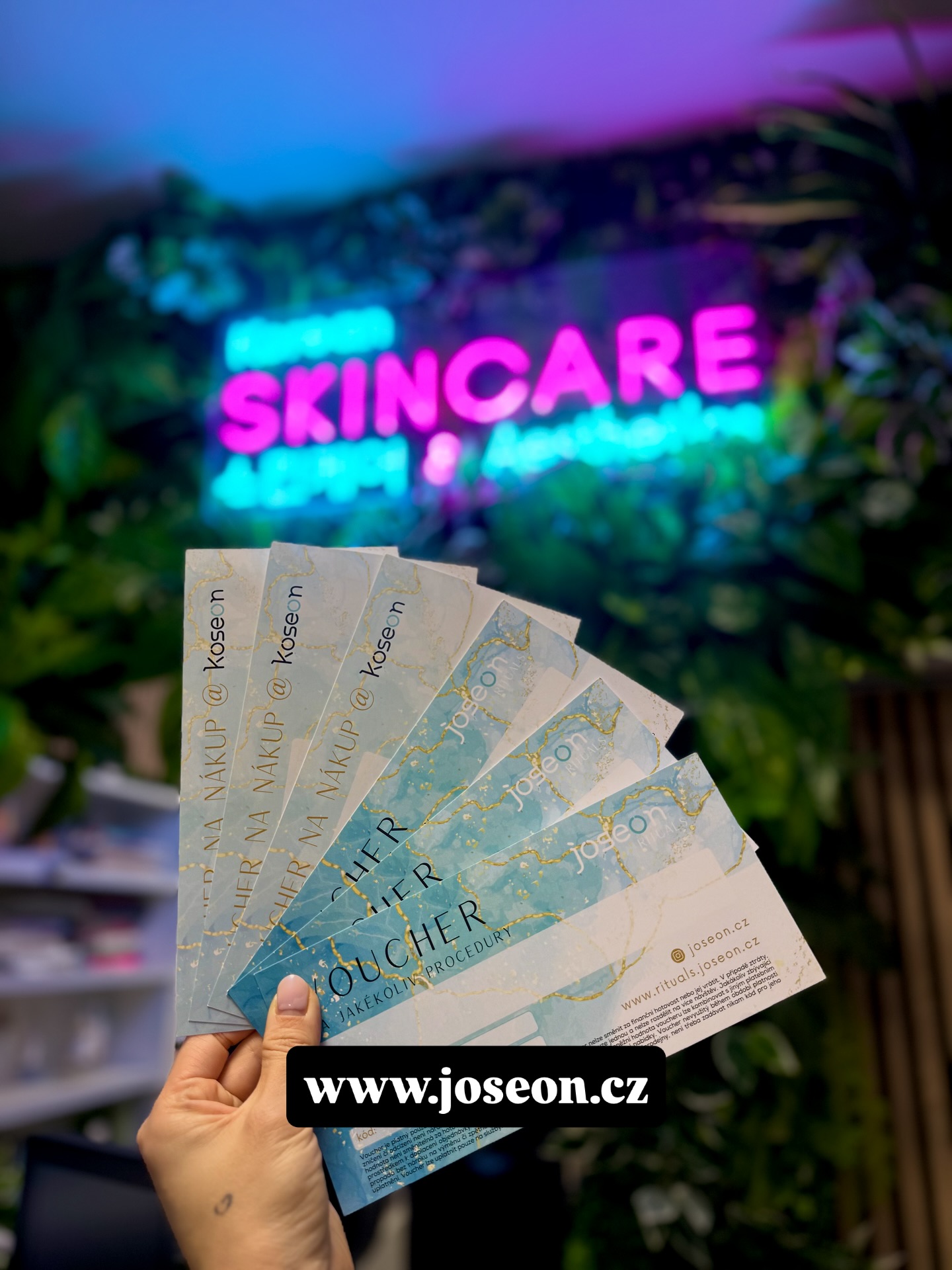 Zbožňujete své blízké? Darujte zážitek. 🧖🏻♀️🧖🏻
Máte s někým beef? 🐮Darujte extrakci.
Nevíte, jaký produkt někomu dát? Zvolte diagnostiku.
Nechcete nikomu nic dát? Dopřejte si vy sami 😄
Vouchery k dispozici v tištěné podobě se zlatavou obálkou ✉️ nebo PDF online verze 🩵🫶❤️🎁
#darkovypoukaz #podstromeček i #nadstromecek #voucher #darek