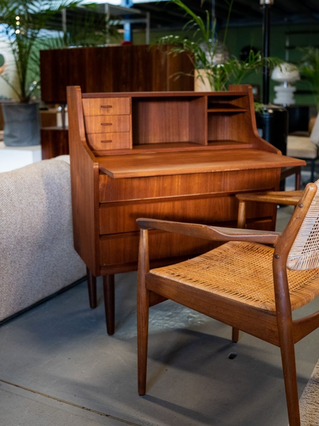 Come and explore our warehouse with one-of-a-kind vintage and design treasures – from eye-catching furniture to accessories.
We’re open every Saturday from 12:00 to 16:00
Tony’s Vintage
Westvlietweg 74-A3, 2495 AB The Hague