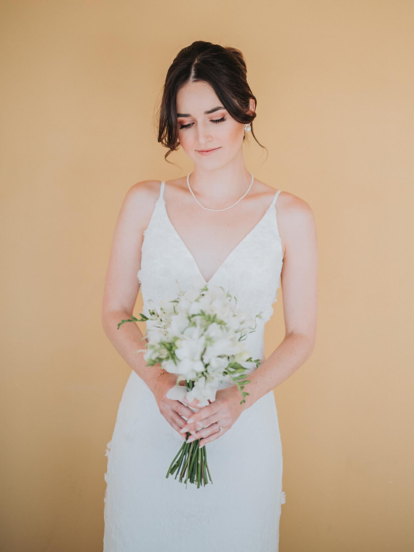 A calm morning, happy tears, and so much love. Carly was absolutely glowing on her wedding day at Cali Paso Winery and Villa. From getting ready to saying I do, every moment felt genuine and full of joy. One of those days that reminds me why I love what I do
Venue: @calipasowineryandvilla
Photography: @burlapandoakphoto
Coordinator: @mirandanordevents
Floral: @lori_boe_floral
Beauty: @jamiee.holloway @j.beauty.designs @salonheritage @tyleriekki @beautybytyler__
Rentals: @slopartyrentals
Dj: @djdamiancamacho
Cake: @bris_sweet_retreat
Donuts: @slodoco
Catering @calipasowineryandvilla
Content Creator: @signaturesnaps.ca
Wedding day at Cali Paso Winery and Villa.