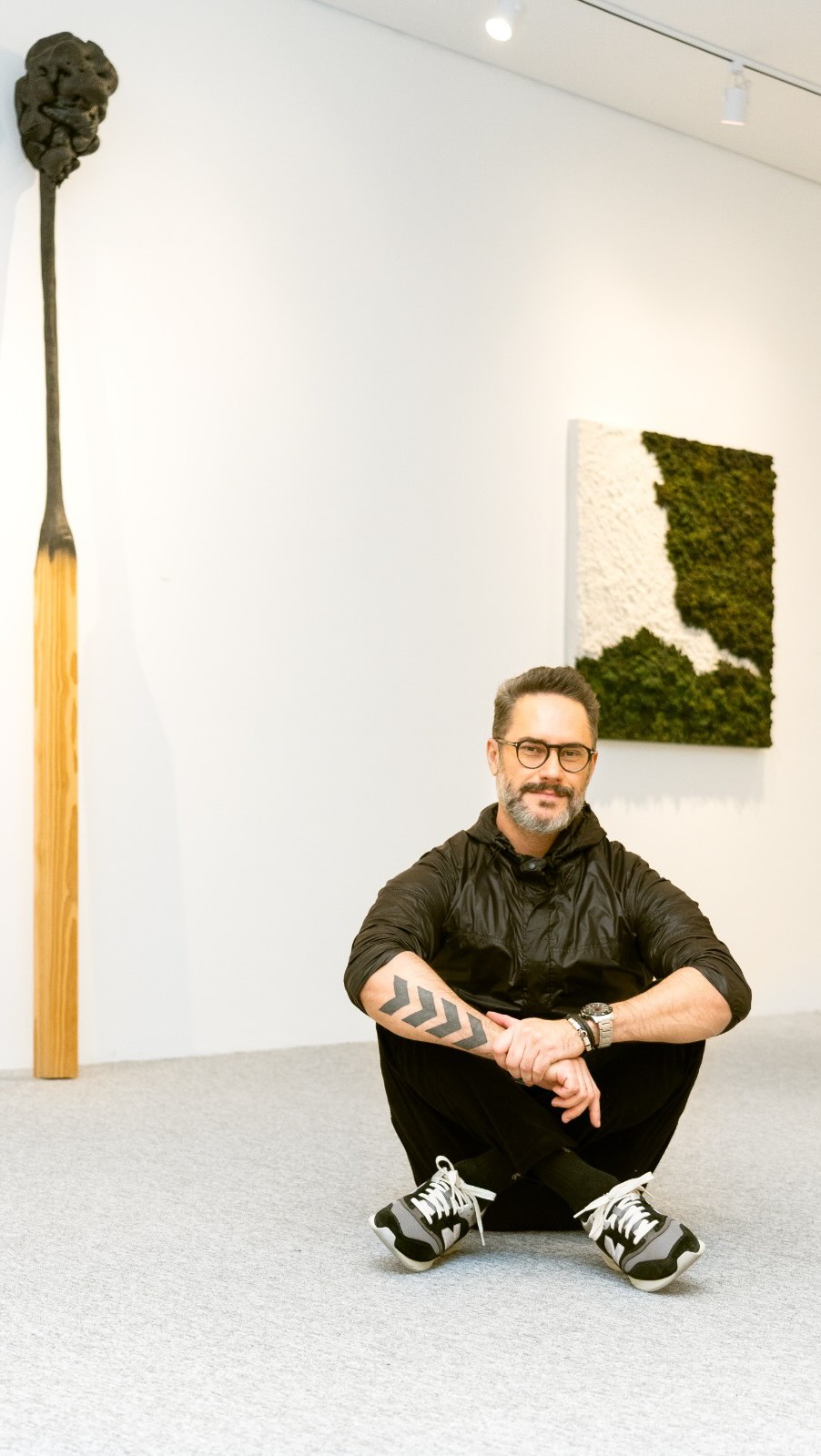 A arte como alma do projeto
No Giro CasaHall, Moacir Schmitt Jr. do @studio_casadesign apresenta a Galeria Cosmos, um espaço dedicado a educar o olhar e revelar o papel essencial da arte na arquitetura e no design.
Para o profissional, a arte é o que conecta conceito e vida real, criando pontes entre o abstrato e o cotidiano, trazendo alma, sensibilidade e presença aos projetos.
Explore o Anuário CasaHall 2026 e inspire-se com o que há de mais expressivo em design, arte e decoração (link na bio)