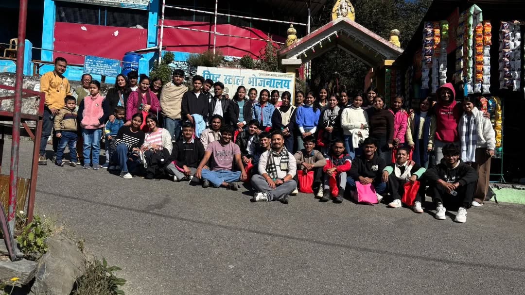 आज Computer Guru Training Institute के स्टूडेंट्स और टीम ने मिलकर माँ चंद्रबदनी धाम की यात्रा की।
सभी के लिए यह ट्रिप सिर्फ एक घूमने का मौका नहीं था—बल्कि रोज़मर्रा की क्लास और काम के बीच एक छोटी-सी ताज़गी थी।
शांत माहौल, पहाड़ों की ठंडी हवा और माँ के दर्शन ने सभी के मन को हल्का और पॉजिटिव कर दिया।
रास्ते में हंसी-मज़ाक, साथ बैठकर खाना, फोटो खींचना… इन पलों ने सबको और करीब ला दिया।
हमारे लिए यह देखकर सबसे अच्छा लगा कि छात्र सिर्फ पढ़ाई में ही नहीं, बल्कि इस तरह की गतिविधियों में भी एक परिवार की तरह जुड़े रहते हैं।
माँ चंद्रबदनी सभी पर अपना आशीर्वाद बनाए रखें।
ऐसी छोटी-छोटी यात्राएँ हमें फिर से ऊर्जा देती हैं—और हम आगे भी ऐसे सुंदर पलों को साथ बनाने की कोशिश करते रहेंगे। ❤️
#ComputerGuruTrainingInstitute
#InstituteTrip
#ChandrabadniDham
#Uttarakhand
#GoodMemories
#InstituteFamily