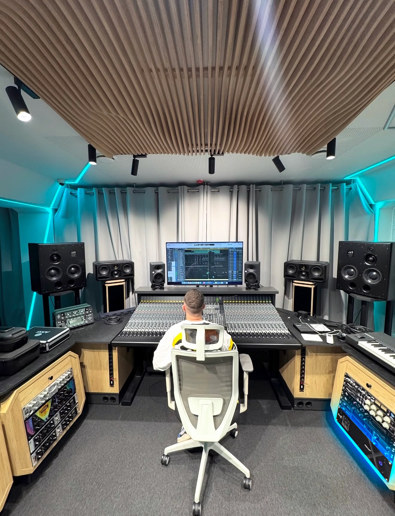 DJ & Producer - @MakeBoMusic sitting in the sweet spot of his mix, not having to reach for cables and experience creative drain, thanks to The Flock Audio 𝗣𝗔𝗧𝗖𝗛 𝗫𝗧!
🛒 Shop Now - www.flockaudio.com/buy
📍Dealers - www.flockaudio.com/dealers
- - -
Use your Analog Hardware like plugins with simple drag + drop intuitive functionality plus so much more! Contact your preferred Flock Audio Dealer to learn more and order your PATCH Series model today!
- - -
See why thousands of audio professionals and studios around the world are switching to the new standard of analog routing… The PATCH Series!
(www.flockaudio.com)
- - -
#flockaudio #patchbay #StudioLife #AudioEngineering #MixingEngineer #RecordingStudio #MusicProduction #SoundDesign #AudioGear #ProAudio #MusicStudio #HomeStudio #StudioSetup #PatchBay #AnalogGear #DigitalAudio #StudioEquipment #SoundEngineer #MixingAndMastering #StudioRecording #MusicProducer #AudioMixing #MasteringMusic #StudioSession #GearHead #studioinspiration #studiowork #studio #mixing