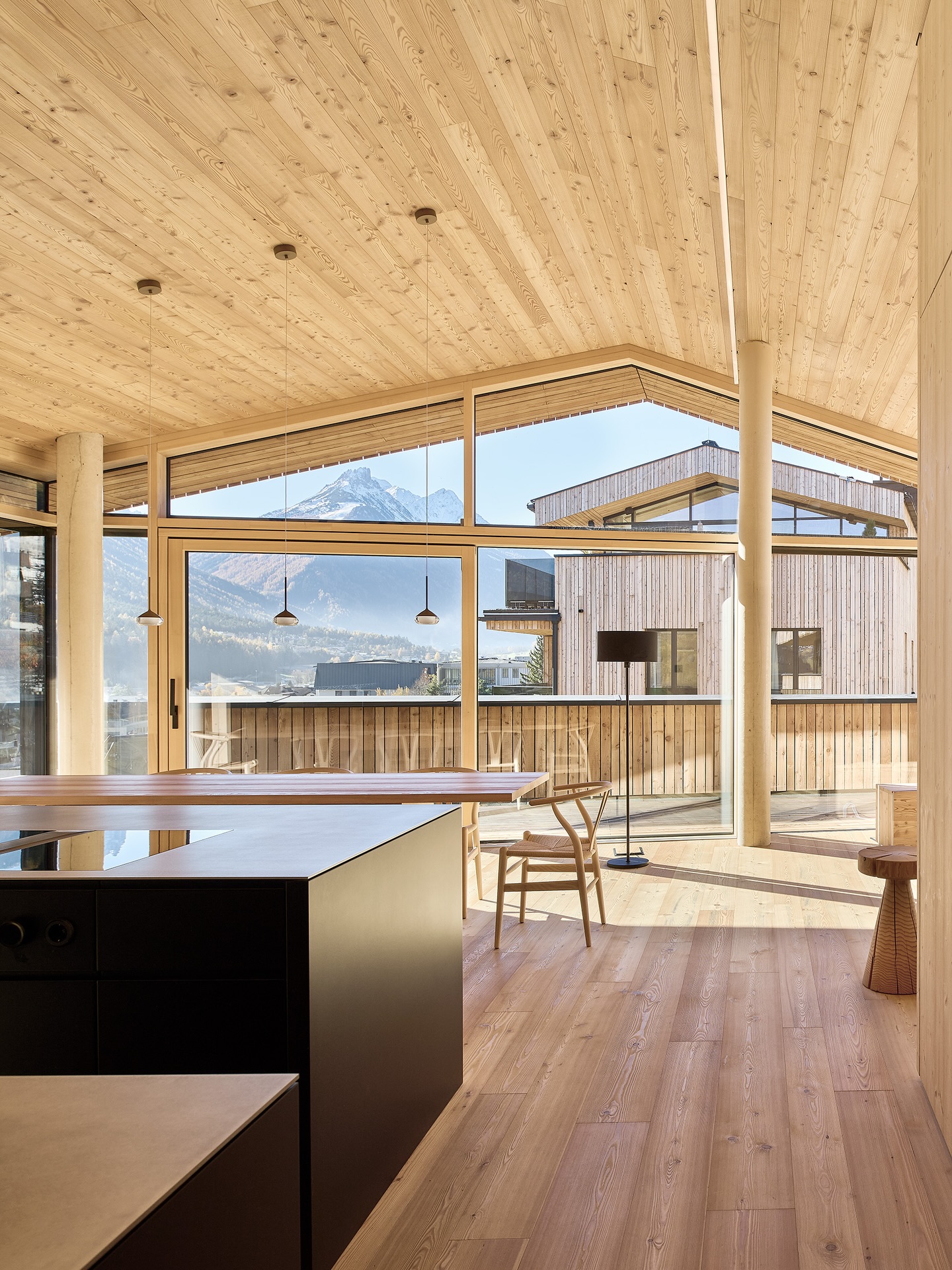 ✨ One of our favourite places in the Lärchenlodge ✨
The living space of our penthouse apartment — filled with warm larch wood, natural light and unobstructed views of the Stubai mountains.
A place where architecture, calm and nature blend into one. 🫶🌲⛰️
#laerchenlodge
#stubaital
#penthouseliving
#alpineliving
#designapartments
