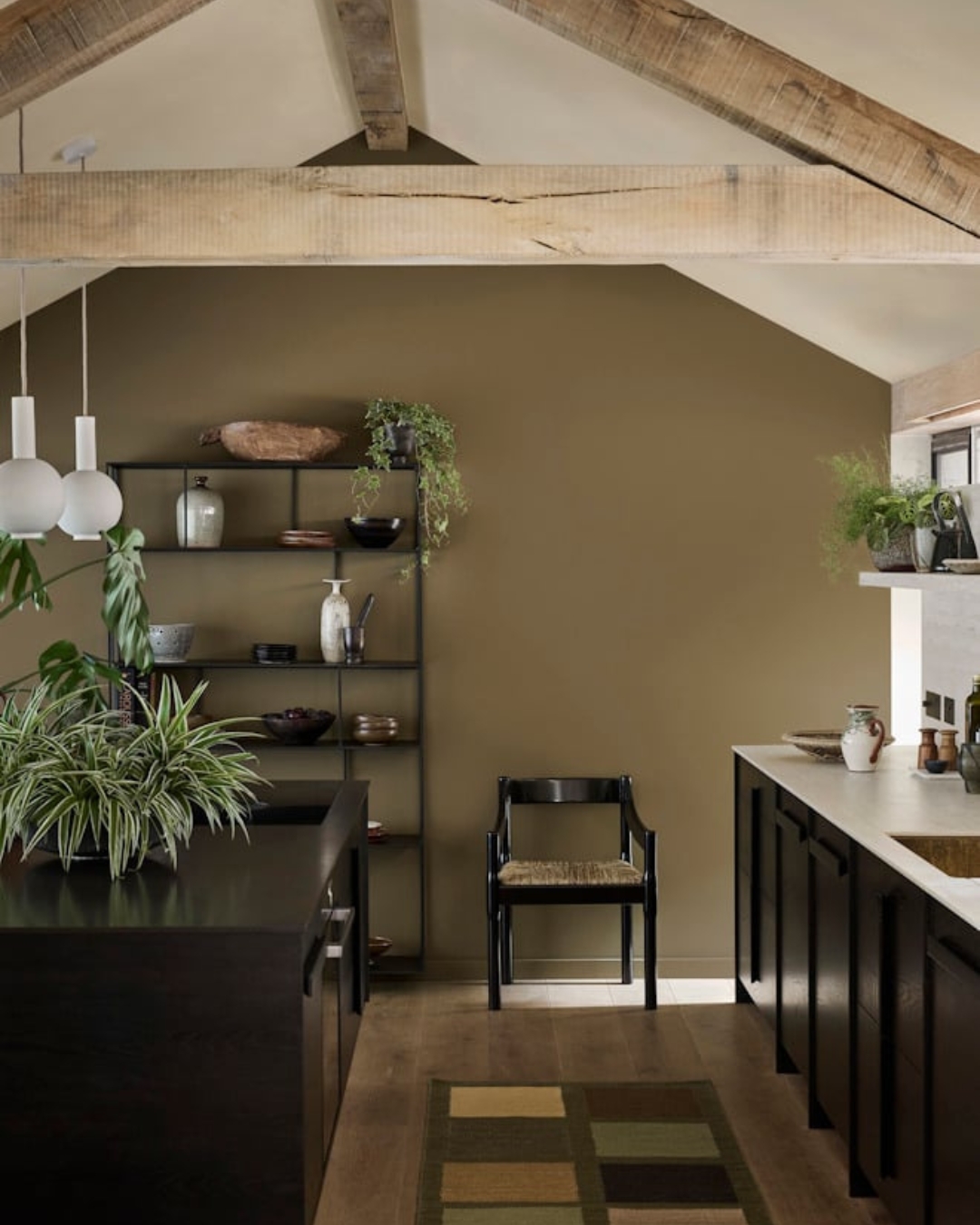 Mit ihrer samtigen, absolut matten Oberfläche bietet Absolute Matt Emulsion eine unvergleichliche Farbtiefe.��Besonders reichhaltig und luxuriös wirkt sie in dunkleren Farbtönen, wie beispielsweise unserem verführerischen Erdfarbton Light Bronze Green.