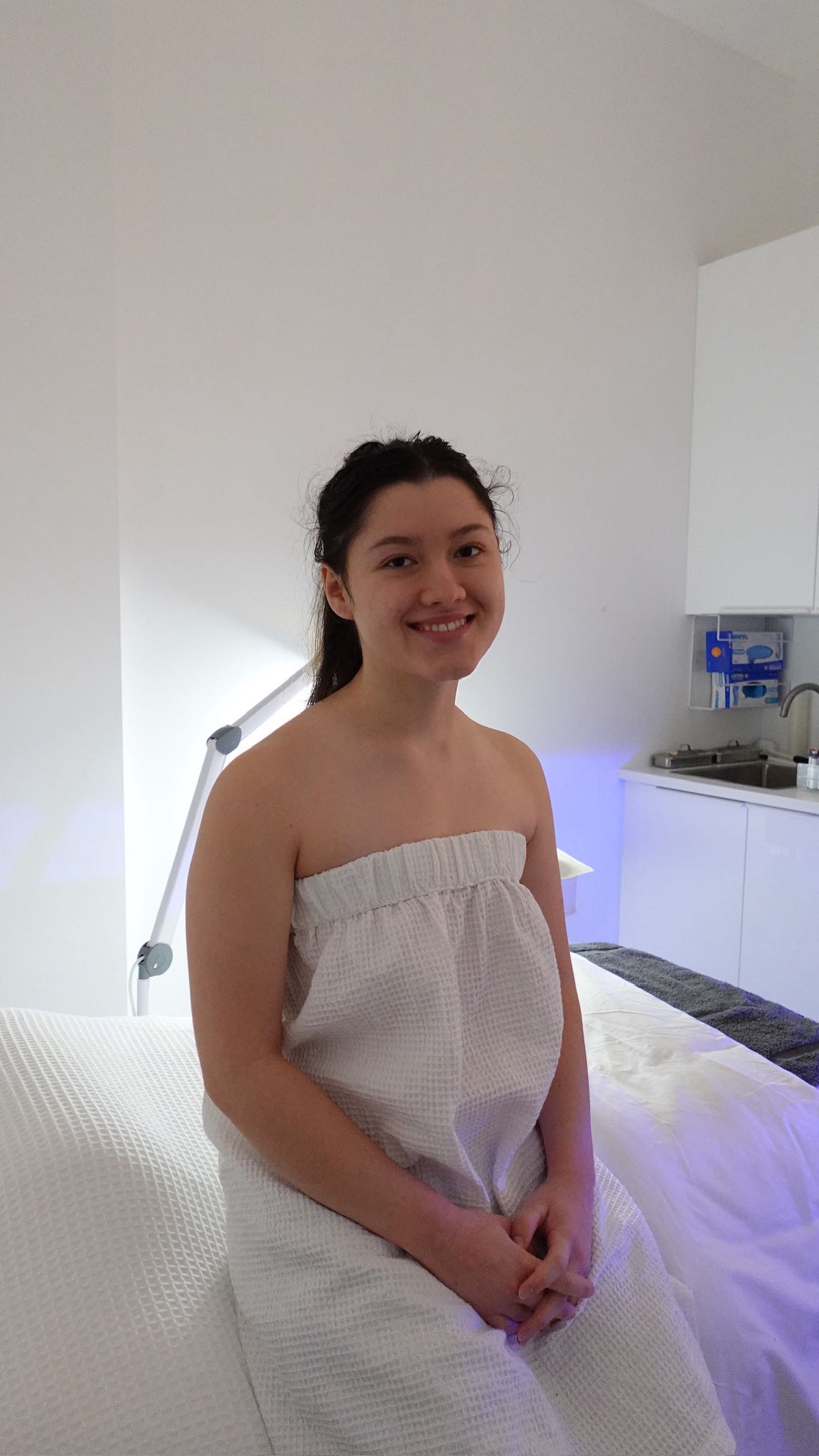 ✨ Hydrafacial: Glow Like Never Before ✨
A Hydrafacial is a multi-step treatment that cleanses, exfoliates, extracts, and hydrates your skin all in one session. It’s perfect for improving texture and leaving your skin refreshed, smooth, and luminous with no downtime.
Watch the video till the end to see the before & after — the results speak for themselves!
Ready to refresh your skin? Book your Hydrafacial today!