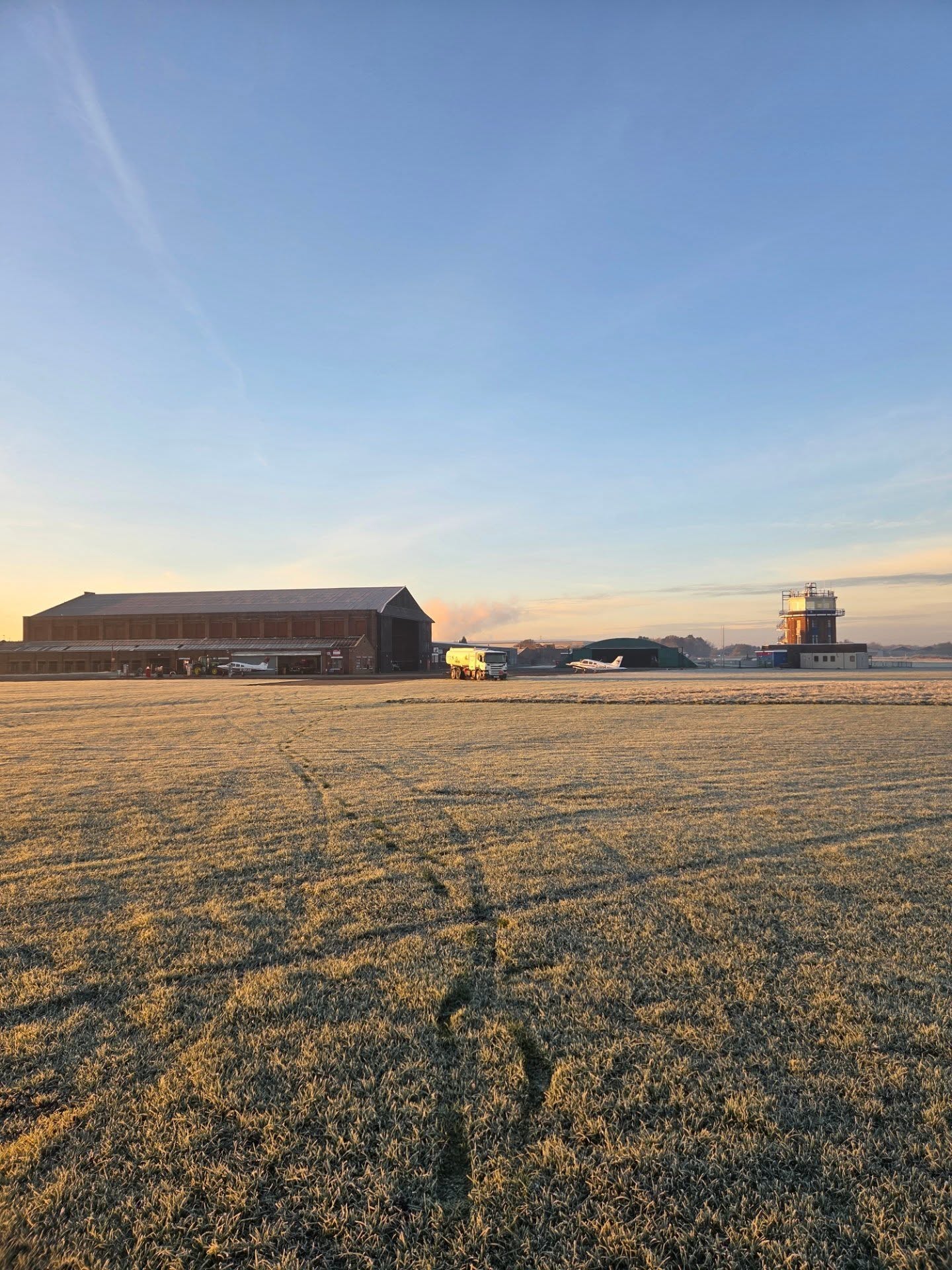 What a beautiful start to the day it was this morning 🌄 😊
#bartonaerodrome #bartonbear #manchestergram #manchesterbartonaerodrome #Barton #flyer #privatepilot #ukga #generalaviationlovers #generalaviation #cavok #morning #sunrise #frost
