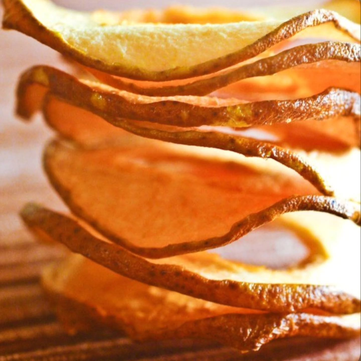 ✨ Aujourd’hui, on vous dévoile l’un des ingrédients phares de notre Gin de Réserve bio : la poire séchée 🍐 ✨
Derrière sa douceur et son parfum délicat se cache une véritable histoire…
La poire séchée, c’est un savoir-faire ancien qui remonte à l’époque où l’on conservait les fruits du verger pour traverser l’hiver. Lentement déshydratée à basse température, elle concentre ses arômes, gagne en intensité et développe des notes rondes, presque caramélisées.
Autrefois considérée comme un petit trésor des campagnes, elle était dégustée lors des fêtes, glissée dans les desserts ou même infusée dans les liqueurs maison. Aujourd’hui, on perpétue cette tradition en l’intégrant à notre gin : elle apporte une douceur fruitée, un parfum délicat et une profondeur aromatique qui signent la personnalité de notre réserve bio.
🍐💛 Un ingrédient simple, authentique, riche d’histoire… et désormais au cœur de notre savoir-faire.
L'abus d'alcool est dangereux pour la santé. A consommer avec modération
#GinFrançais
#ginbio #noël #GrandNezSpirits #collector #DistillerieFrancaise #digestif