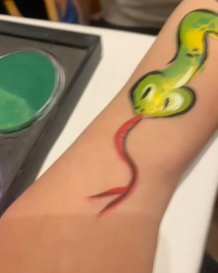 Not everyone wants their face painted and that’s ok… arms are a canvas too! 🐍🎨
From cool snakes to magical designs, arm painting is a super fun alternative for the little artists who prefer it off the face. ✨
