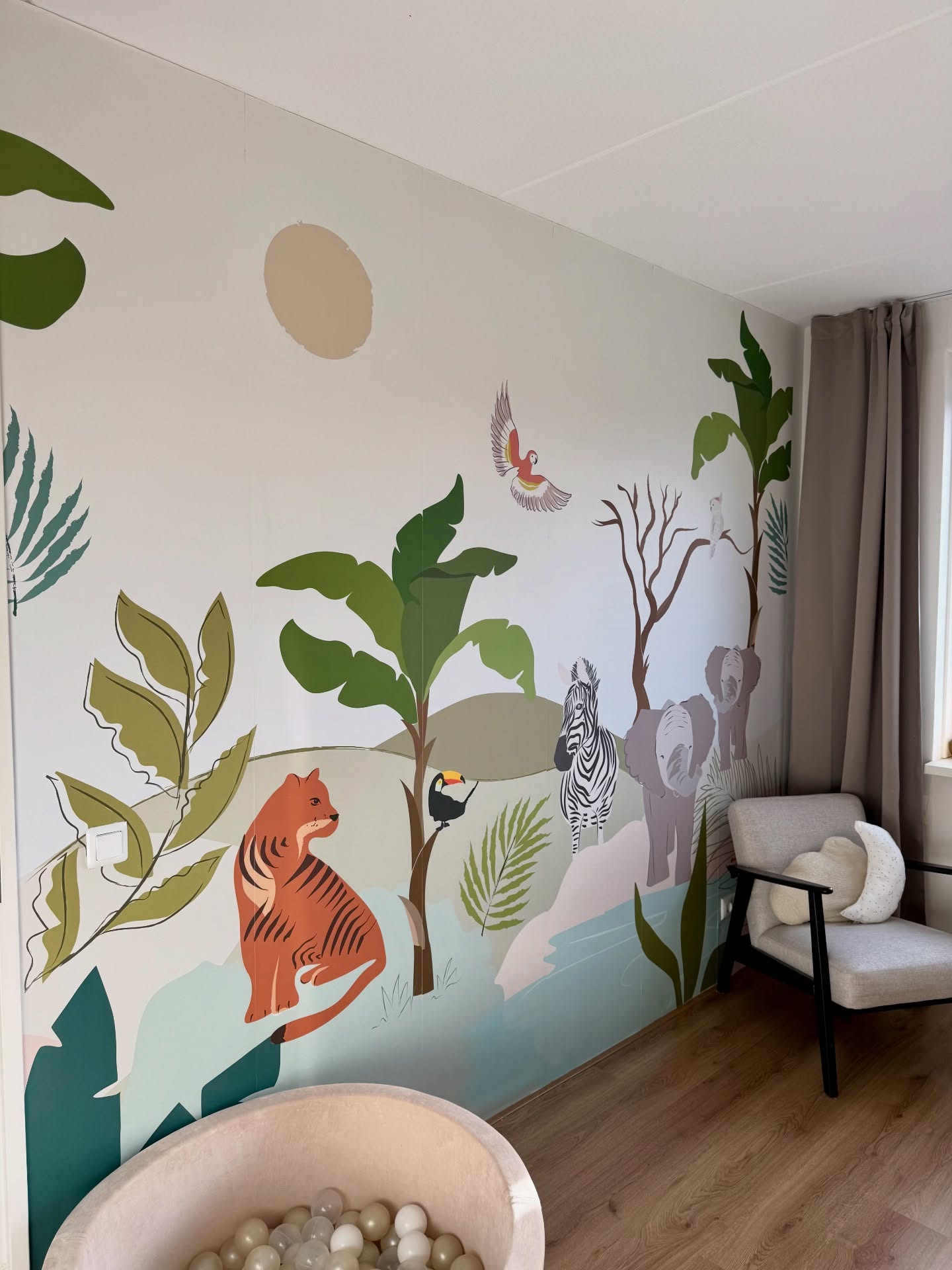 Welcome to the wild side! 🐘🦜
Our Jungle wallpaper brings elephants, zebras, and other colorful animals straight into your little one’s room — turning every day into a sunny adventure.🙌
Wild giggles and big imaginations guaranteed! 💚
📸 @casa_japandii