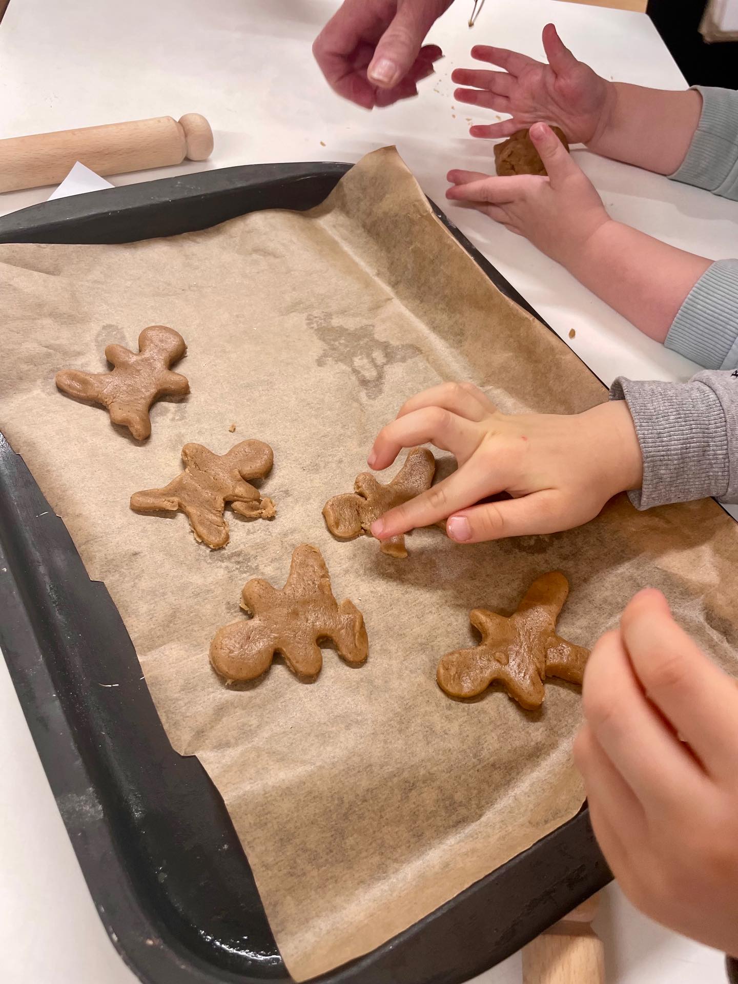 Today the children made a Gingerbread man! 🥣🎄 we did lots of mixing, kneading, rolling, cutting, cooking & decorating! Run run as fast as you can, you can’t catch me I’m the Gingerbread man! ❤️✨