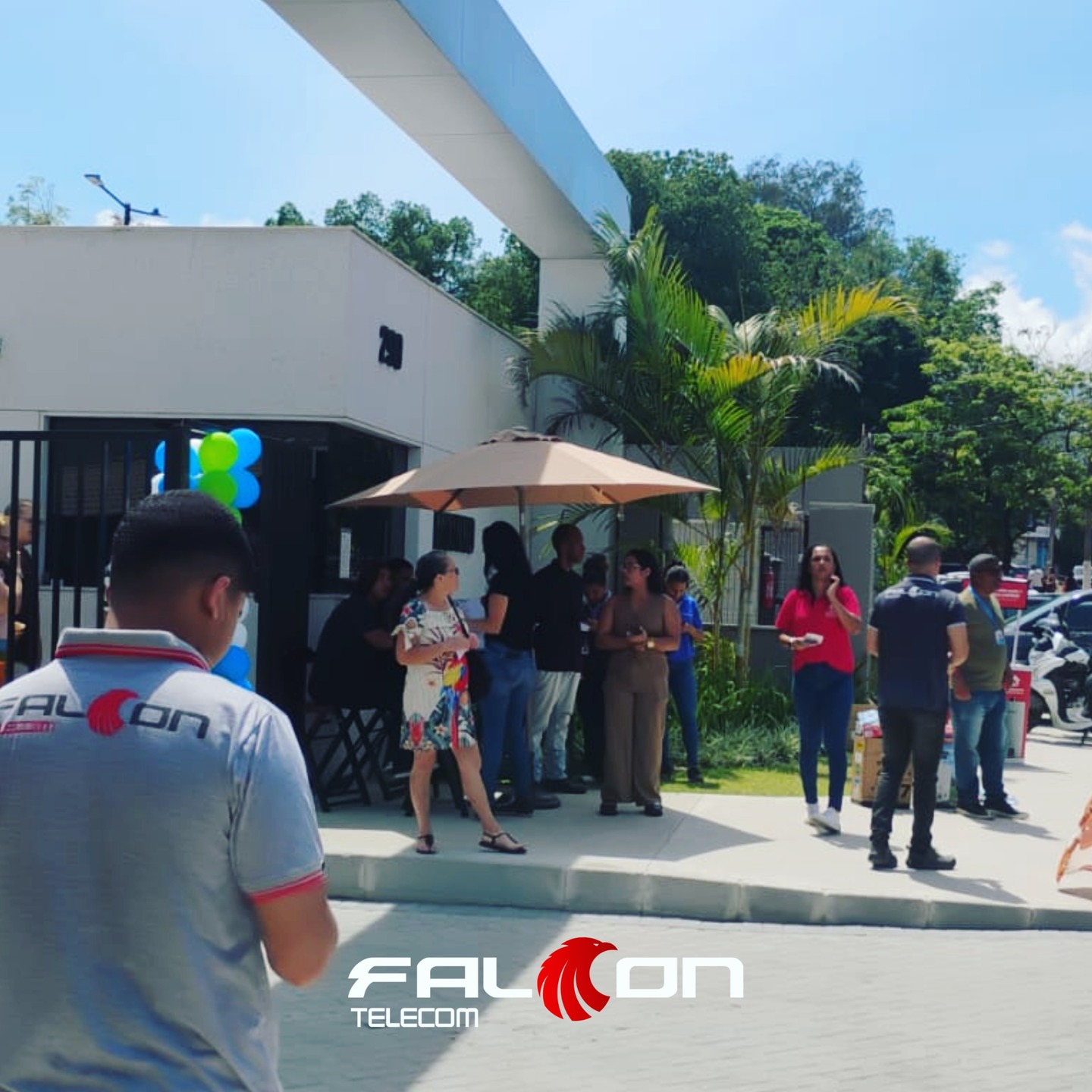 A entrega das chaves do Novo Lar Moinho foi um sucesso!
A Falcon Telecom marcou presença para acompanhar esse momento especial e apresentar aos moradores a conexão que vai fazer parte da nova rotina de cada família.
Bem-vindos ao seu novo lar e à nova experiência em internet.