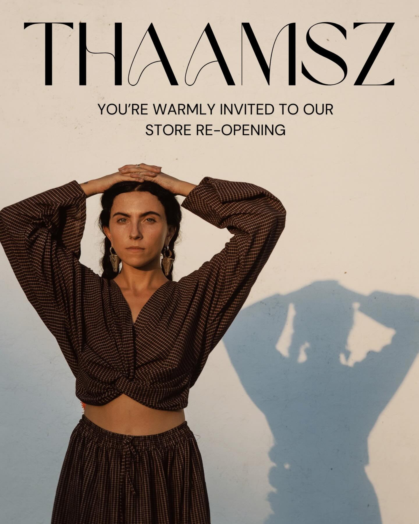 Store ReOpening ✨Saturday, November 29th
De nieuwe collectie hangt in de winkel én we zijn officieel geen pop-up meer maar een vaste winkel! De winkel is helemaal vernieuwd en het voelt als een totaal andere plek. Dus als je nog eens wilde langskomen… zaterdag is dé dag!
We serveren gratis Indiase chai en onze favoriete buur @bakkerijkameel Kameel geeft de allerlekkerste gratis kaneelbollen weg (bij besteding vanaf €35 in onze winkel)
Ook is Jenneke van @karel.en.co aanwezig met hun fantastische ethische knuffels van prachtige handgeweven Ikat stoffen.
29 november valt in het Black Friday-weekend, maar als klein merk doen wij daar bewust niet aan mee. In plaats daarvan vieren we juist de kleine ondernemers die onze stad zo gezellig maken.
En je kunt het ook goed combineren met een ochtendje Lapjesmarkt, want daar is Mara die dag aanwezig met de mooiste handgemaakte stoffen! De markt is op loopafstand van de winkel door het mooie oude centrum (en je kunt onderweg ook nog de bloemenmarkt meepakken!)
Hopelijk tot dan! 💛
Het chai & kaneelbollen feest is van 11:00–15:00, de winkel is gewoon open tot 18:00.
Veel liefs,
Thamar