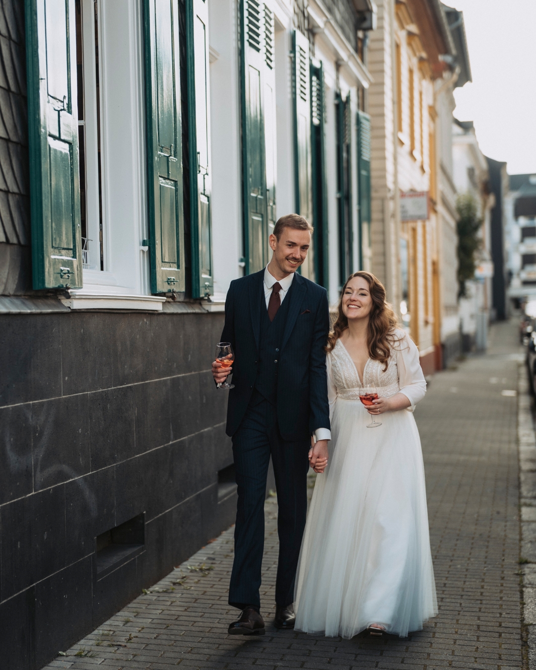 Wie ich Herbsthochzeiten liebe. Johanna und Linus haben in einer Location gefeiert, die ihr bestimmt noch nicht kennt. Die Kulturvilla in Mettmann kann ich Euch wirklich empfehlen, die Räumlichkeiten sind sehr gemütlich mit einem kleinen Garten und Innenhof und der Service ließ auch keine Wünsche offen.
Ein weiters Highligt war das Essen von Tim Vollmer Catering, auch sehr zu empfehlen.
#Kulturvilla
