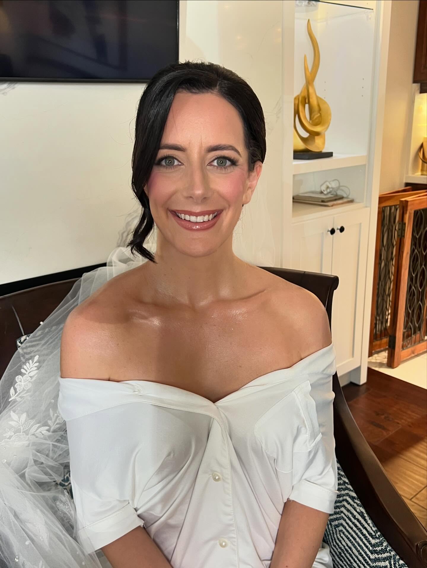 Alicia 🤍
makeup by @glambyjo__ hair by @stylesbyjulia__
#browsbyjo#glambyjo#eyebrows#lip#threading#waxing#tinting#shaping#beautiful#binbrook#hamilton#gta#makeup#hair#clients#business#charlattetilbury#tooface#hudabeauty#fantybeauty#nyx#stilla#loreal#laneige#makeupbymario#makeup#wedding#love#creatingmemories