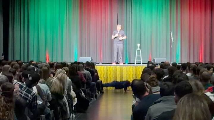 Was für ein Wochenende!
Gestern noch Fabio Landert im Auftrag von @prorentgmbh im @pentoramaamriswil ausreichend laut gemacht, damit er das Publikum für Liegestütze motivieren kann und heute die DJs am @verve.festival in @andermatt.official im Auftrag von @fslveranstaltungstechnik grade so laut gemacht, dass alles im legalen Rahmen blieb.
Jetzt gehts ab ins Bett!
Vielen Dank für das Vertrauen und bis zum nächsten Mal! 🤘