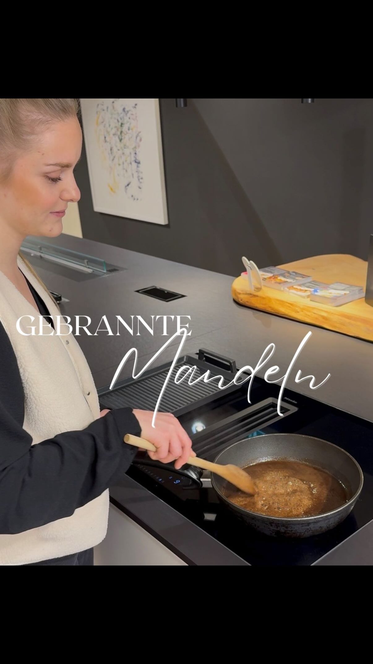 Gebrannte Mandeln!
In den nächsten Wochen gibt’s von uns ein paar Rezeptideen, die euch so richtig in Weihnachtsstimmung bringen – und vielleicht auch eine süße Inspiration für kleine Geschenkideen sind! 🤍
Habt ihr so ein mega Backblech schon mal gesehen? Kein Backpapier und kein Schrubben mehr nötig! 😊
Für die gebrannten Mandeln braucht ihr:
• 200 g Mandeln
• 100 g Zucker
• 1 Pck. Vanillezucker
• 1/2 TL Zimt
• 20 g Butter
• 1 EL Wasser
Zuerst gebt ihr Zucker, Wasser, Butter und Zimt in eine Pfanne, lasst alles schmelzen und kurz aufkochen. Dann kommen die Mandeln dazu und werden gut vermengt. Anschließend alles aufs Backblech geben und für ca. 10 Minuten bei 160 °C auf der Airfryer-Stufe im Backofen backen.
#gebrannteMandeln #Mandelliebe #WeihnachtsmarktFeeling #selbstgemacht #Rezeptidee #Knusperliebe #Küchenstudio #einfachlecker #Catering #Eppingen #kraichgau #diy #diygeschenk #homemade #küchenhausfriedt #bachmanncatering #heilbronn #sinsheim #bruchsal #bretten #karlsruhe #küchenberatung #brackenheim