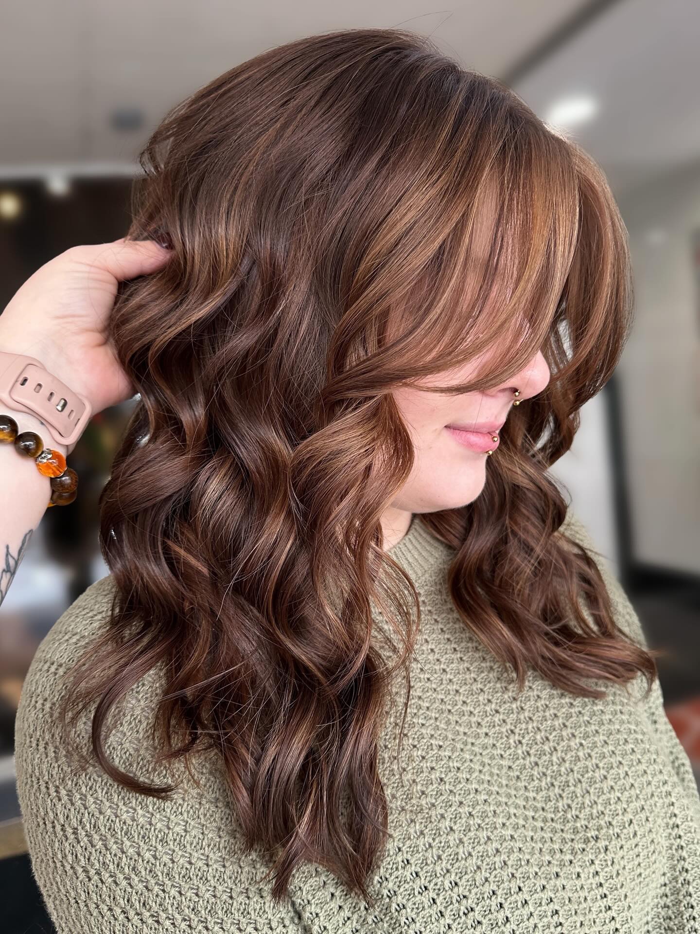 Winter hair just hits different ❄️
Deeper base, blended balayage, and a fresh cut to step into the new year feeling brand new ✨
.
.
.
Located inside Downtown Roots Salon
📍 321 Clinton St Defiance Ohio
💻 BeautiByMandi.com