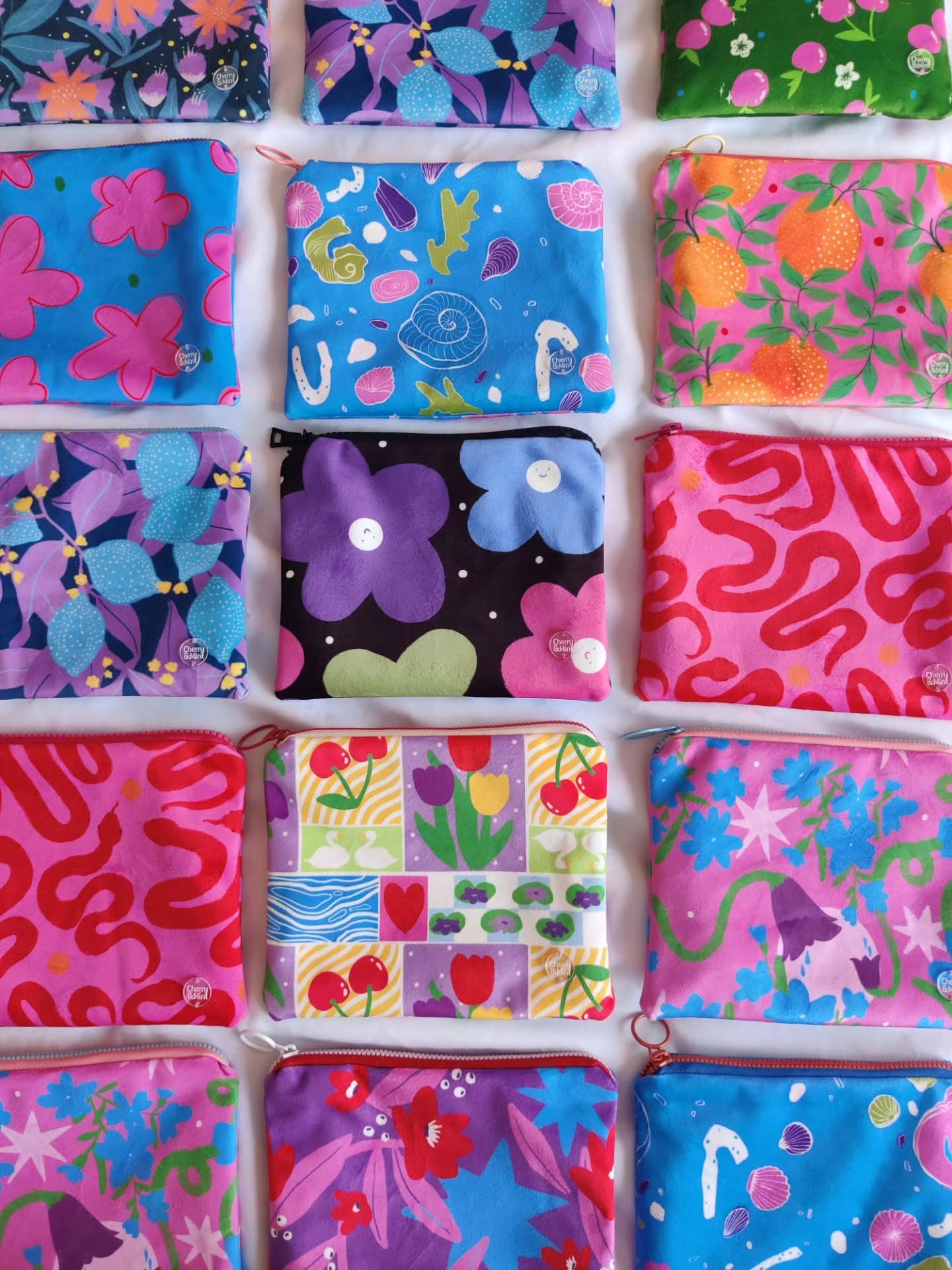 🍒🍊🐍🍓🌷🌞 The c&m zip pouches for this year are now online!!!! 🌞🌷🍓🐍🍊🍒
🌷Reasons to love, gift, or keep for your self:
🍒They come in lots of different colourful c&m prints to choose from
🍒 Printed on GORGEOUS velvet fabric
🍒 Inside linings are made from remnant fabrics for a zero waste production, so they are colourful and pretty both inside and outside
🍒 Appr. 19x15cm - the perfect size to carry & organize all your essentials
🍒 Always coming handy plus they make the perfect lil gift 🎁
I hope you love them as much as I do ❤️ xx