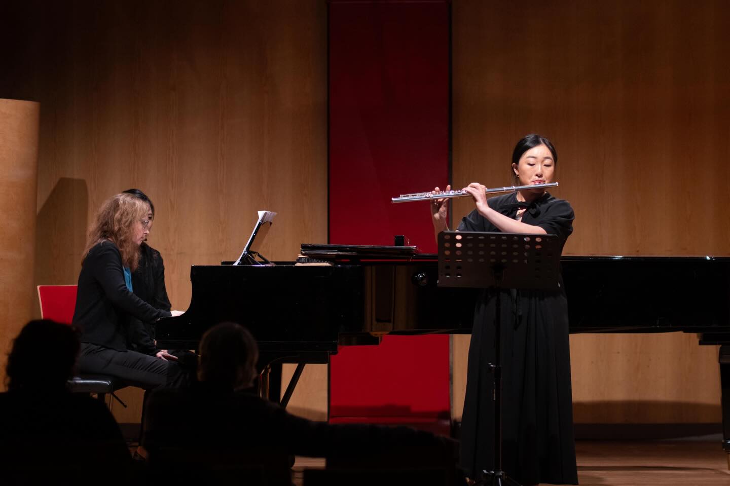 Another wonderful Klassenabend to wrap up this winter semester and massive congratulations to everyone who played🪈🤗
It was such an honour to play the Liebermann Flute Sonata with the incredible Hanna Heinmaa! 🙌
📸@minim.pictures
#flöte #flute #flûte #flutesolo #musik #chambermusic #classicalmusicians #fluteandpiano #fluterecital #classicalmusic #recital #fluteplayer