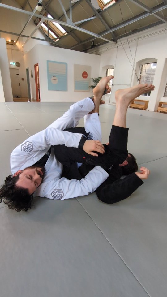 Head coach Si demonstrates a fun armbar technique from the truck position.
#bjj #lowtidebjj #martialarts #edinburgh #armbar