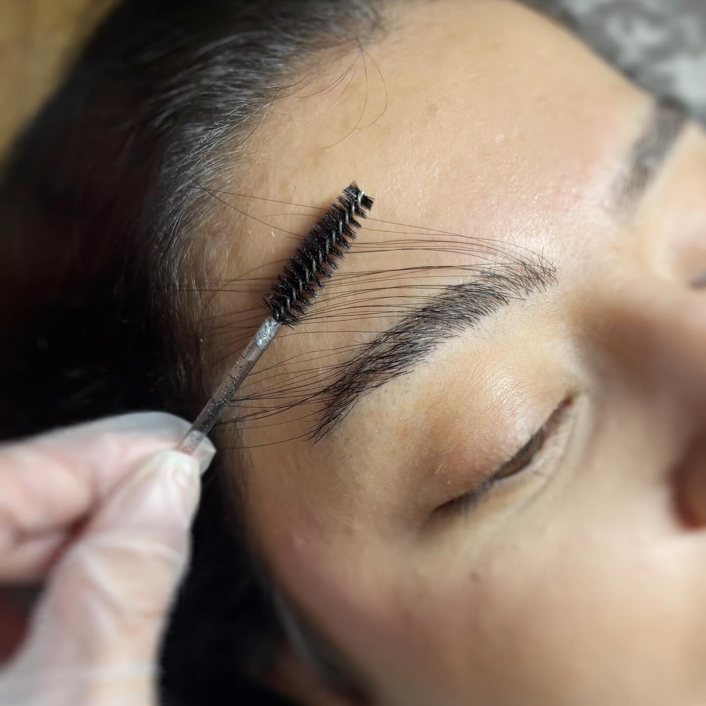 Brow Extensions – die sanfte Art, Brauenlücken natürlich zu füllen ✨
Für alle, die sich vollere, definiertere und trotzdem ganz natürliche Augenbrauen wünschen, sind Brow Extensions eine wunderschöne Lösung.
Hierbei arbeite ich mit feinstem Echthaar, das – ähnlich wie bei Wimpernextensions – einzeln angebracht wird. Die kleinen Härchen werden direkt auf deine eigenen Brauenhaare geklebt und können dadurch bis zu 6 Wochen halten.
Ideal, wenn du Lücken kaschieren möchtest, mehr Ausdruck liebst oder deine Brauenform harmonischer wirken soll. Besonders schön lässt sich diese Technik auch mit einem Brow Lifting kombinieren – für ein frisches, geliftetes und natürlich fülliges Ergebnis 💫
Wenn du dir weichere, dichtere Brauen wünschst, berate ich dich gern persönlich und ganz individuell 🤍
#browextensions #salonjuna #zeitlosschön #browartist #browsaugsburg #browstylist #kosmetikerin #browlove #natürlicheschönheit #browgoals #browtransformation #browinspo #browenhancement