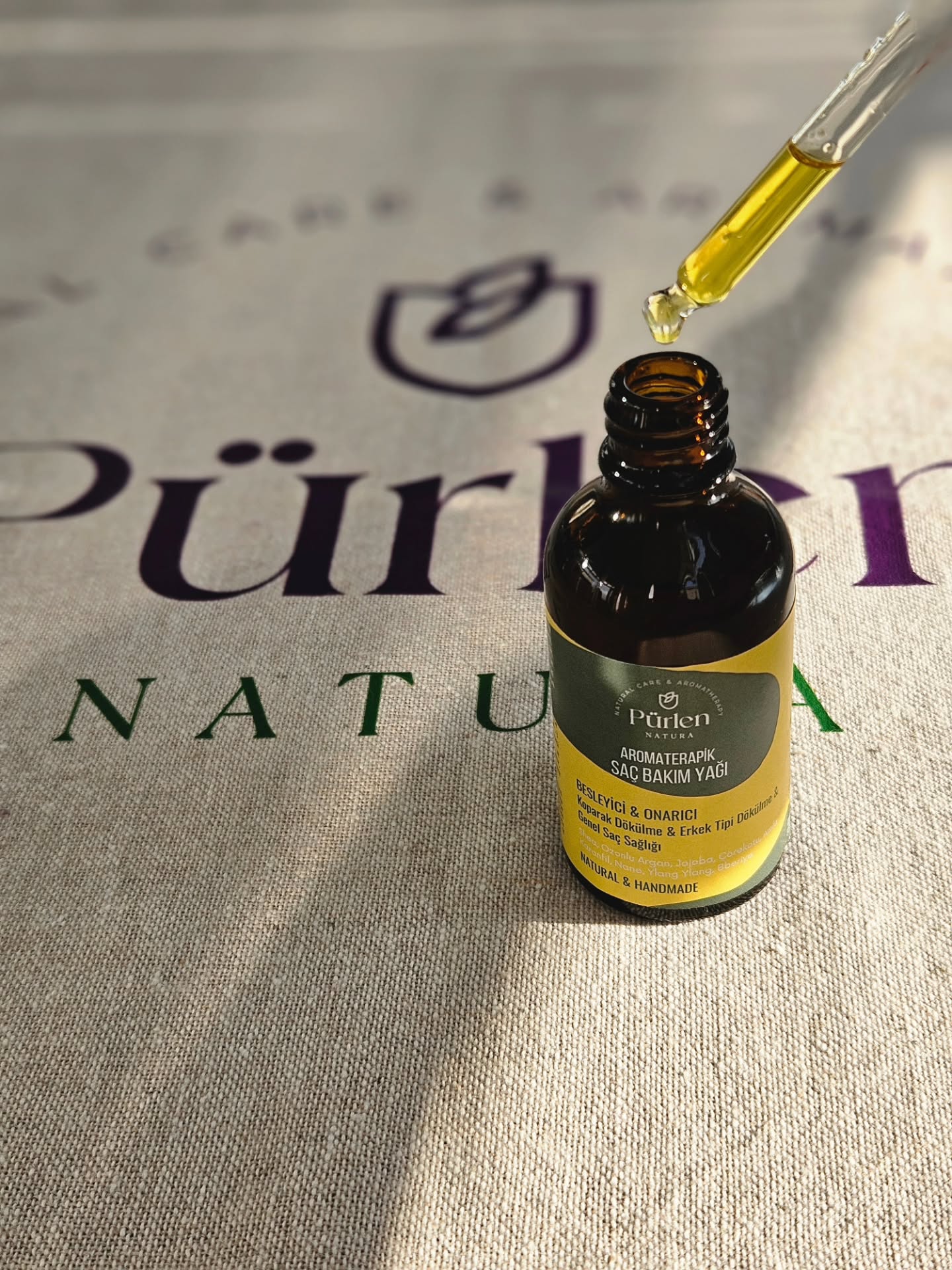 Pürlen NATURA • Folikül Uyarıcı Saç Serumu
Saç dökülmesi yaşıyorsan, bebek saçların çıkmıyorsa ya da saçların bir türlü güçlenmiyorsa… Bu serum tam senin için ✨
🌿 Ne işe yarar?
• Saç köklerini (folikülleri) aktif şekilde uyarır
• Dökülmeyi belirgin şekilde azaltmaya yardımcı olur
• Yeni saç oluşumunu destekler (bebek saçlar 💛)
• Zayıf telleri kalınlaşmasına ve güçlenmesine yardımcıdır.
• Saç derisini rahatlatır ve kan dolaşımını artırır
✨ Neden bu kadar etkili?
Çünkü formülü tamamen doğal, yoğun ve bilimsel temelli 🌱
Yaklaşık 20 çeşit değerli yağdan oluşur.
🧴 İçeriğinden bazıları:
• Ozonlu Argan Yağı – saç derisini oksijenlendirir, canlandırır
• Hint Yağı – bilinen en güçlü folikül uyarıcı yağlardan
• Çörekotu Yağı – dökülmeye karşı destek sağlar, saç köklerini güçlendirir
• Kabak Çekirdeği Yağı – saçın döngüsünü destekler, yeni saç oluşumunda etkilidir
• Karanfil Yağı – güçlü dolaşım arttırıcı
• Nane Yağı – soğuk etkiyle saç köklerini hızla harekete geçirir
• Sedir Ağacı Yağı – aromaterapik etkisiyle dökülmeye karşı bilinen yağlardan
• + birçok değerli taşıyıcı ve esansiyel yağ
✨ Tamamen doğal, temiz içerikli, mineral yağ içermez.
🧴 Nasıl kullanılır?
– Avucuna birkaç damla alıp özellikle saç diplerine masaj yaparak uygula.
– Duş öncesi uygulanır ve saçta en az 2 saat bekletilir.
– Ardından saçını bitkisel bir şampuanla, tercihen Pürlen NATURA katı şampuanlarıyla yıkayabilirsin.
– Düzenli kullanım için haftada 2–3 kez tekrar etmen önerilir.
– Uçlara kullanımda yumuşaklık ve parlaklık sağlar.
💛 Saçın nefes alsın, köklerin güçlensin, bebek saçların gelsin!
Sipariş için DM veya Shopier’den ulaşabilirsin.
#purlennatura #saçserumu #sacserumu #saçbakım #saçbakımyağı #doğalsaçbakımı