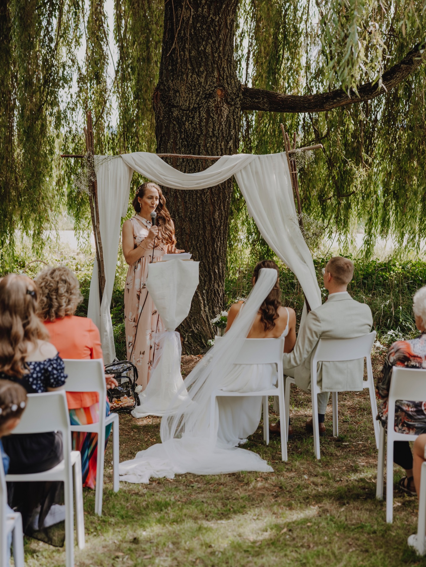 ✨ Out of my Comfort Zone – und mitten ins Herz.
In diesem Sommer durfte ich etwas machen, das mich weit über meine gewohnte Tanzfläche hinausgeführt hat: Ich hatte die Ehre, die freie Trauung von zwei sehr guten Freunden zu leiten.
Vor rund 80 Gästen frei zu sprechen – und dabei einen der wichtigsten Momente im Leben eines Paares zu begleiten – war aufregend, emotional und ja, auch ein bisschen druckvoll. Lena kenne ich seit fast 20 Jahren, Max seit über 8 – und genau diese Verbindung hat die Trauung so persönlich gemacht.
Unter der Weide, im strahlenden Sonnenschein, entstand eine Atmosphäre, die ich nie vergessen werde.
Meine kleinen Versprecher sorgten für charmante Lacher, das persönliche Eheversprechen der beiden für echte Gänsehaut.
Mein Learning: Bei einer Outdoor-Trauung immer den Wind einplanen. Und Achtung vor Apples Autokorrektur 😉
Ein Shoutout an all meine Hochzeitstag-Kolleg:innen, die freie Trauungen halten – Hut ab für eure Arbeit, eure Ruhe und eure Hingabe.
Ein großes Dankeschön geht an meine liebe Steffi der @momentemacherei.de für die Unterstützung ❤️
Danke an Lena & Max, dass ihr mir diese besondere Chance gegeben habt. @lenaoesterreicher @max.imilian_
Und ein ganz besonderer Dank an meinen Mann – kritischer als jeder Juror, aber trotzdem mein größter Fan und Bewunderer 😄❤️
Danke an @paulgoeserfoto für die wunderschönen Bilder, die diesen besonderen Tag festgehalten haben. 🤍✨
