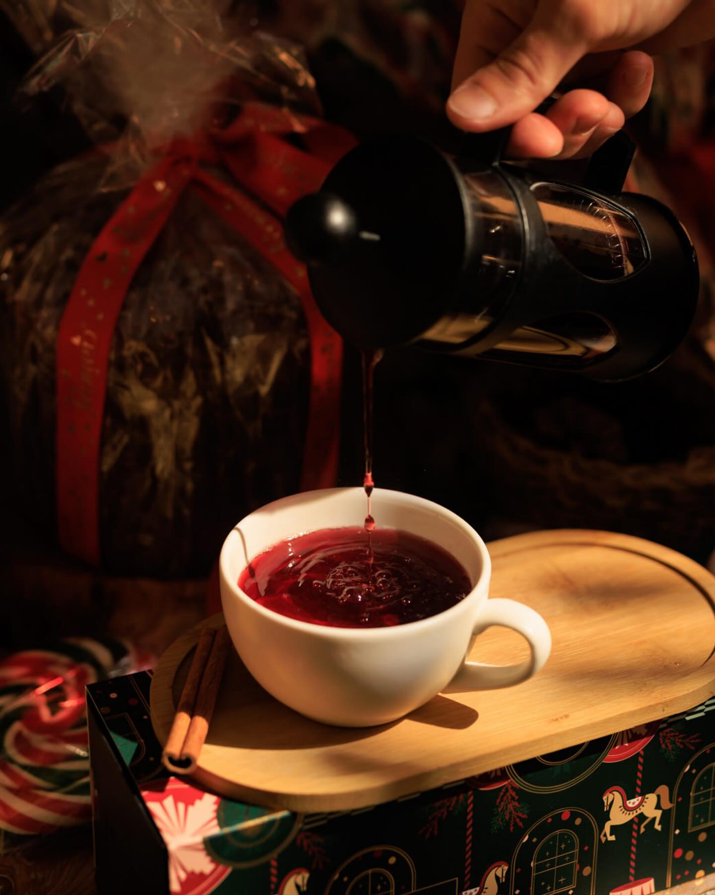 Tarçının kokusu, kırmızının huzuru ve yavaşlayan bir an.
Bu mevsimin tadı tam burada... ☕️💫