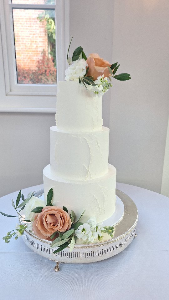 Another timeless beauty at Rockbeare Manor 🤍
Thank you Hannah and Sam for your lovely review.....
"Nicole was absolutely fantastic from the initial enquiry, cake tasting (an absolute must do experience!) to our final wedding cake on the day. It was the perfect experience and her friendly, helpful and knowledgeable approach really did make a difference! ☺️
Soooo many people keep talking to me about how insanely good the cake was! 😂 We also ended up in the Library with a small group of our friends at 1:30am on the wedding night eating a platter of cake slices we stole from the hallway table chatting about each of our highlights from the day in front of the fireplace, one of our favourite moments ❤️🤣
We will absolutely support Nicole and would 1000% recommend her to anyone in need of a cake big or small! 🥰"
@rockbeare_manor_
@bromptonbuds
@hannah190803
#rockbearemanor #rockbearemanorweddings
