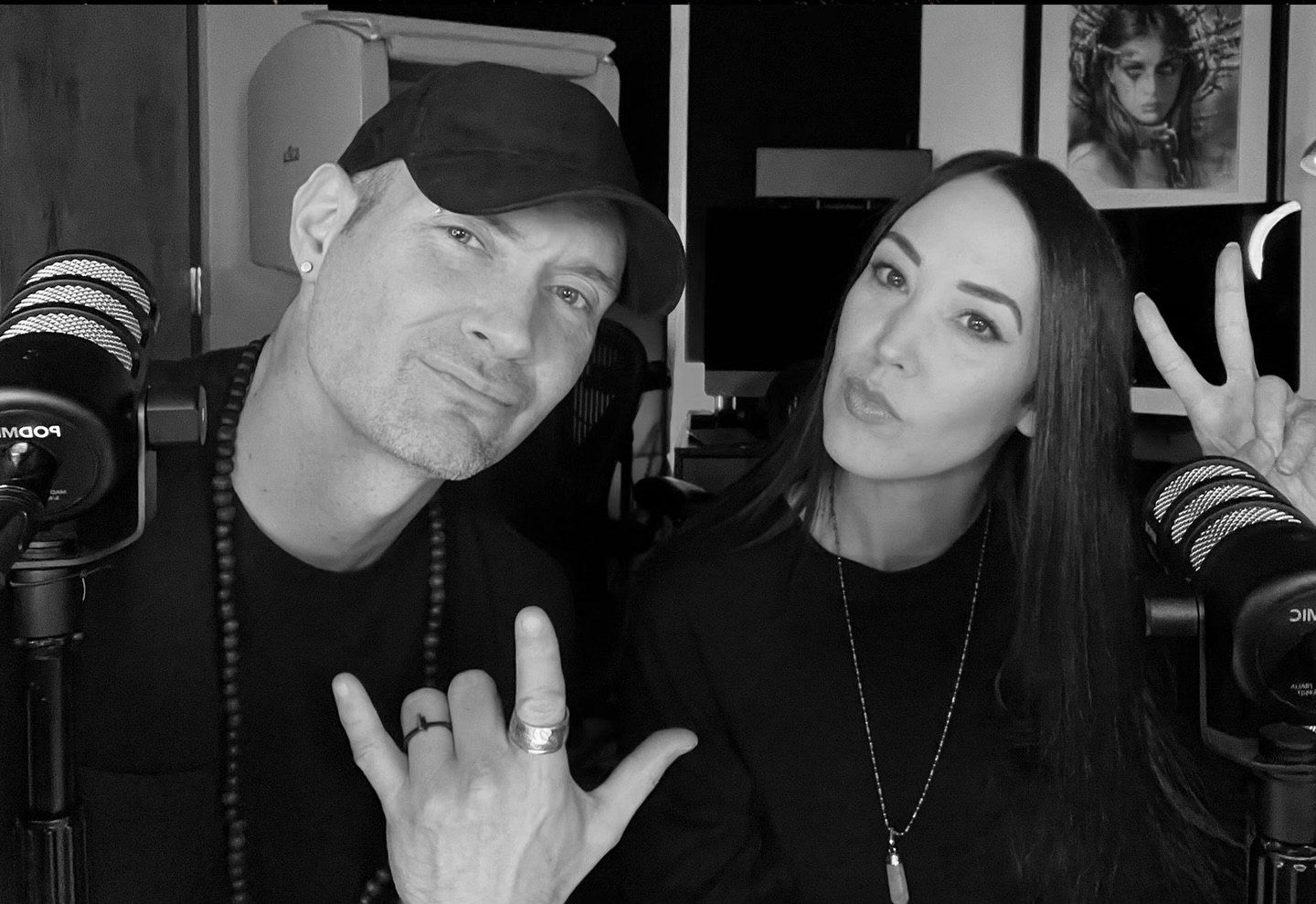 Hola!🖤🤘🏻Por aquí pasando a saludar! Les mandamos muchos besos y abrazos con mucho cariño!
@noctambulah @nosferatrom