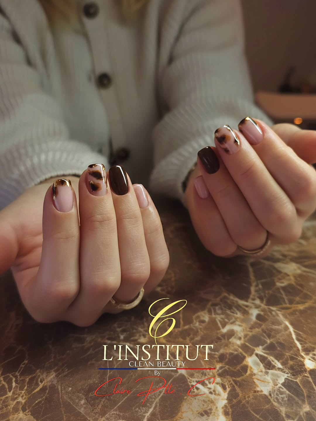 Nail Art Tortoise 🤎🐢
L'élégance intemporelle du motif écaille revisitée dans une version moderne et lumineuse.
Cette manucure mêle la profondeur des bruns intenses à la douceur d'un nude rosé, sublimée par des détails écaille délicatement contrastés. Une alliance subtile qui capture à la fois la sophistication et la créativité, idéale pour celles qui recherchent une allure chic sans compromis.
Un travail précis, réalisé dans l’harmonie des teintes chaleureuses, pour une signature visuelle à la fois douce, luxueuse et résolument contemporaine.
⚜️ 𝐂 -𝐋'𝐈𝐍𝐒𝐓𝐈𝐓𝐔𝐓 𝐂𝐥𝐞𝐚𝐧 𝐁𝐞𝐚𝐮𝐭𝐲 ⚜️
SOINS - ONGLERIE - BEAUTE DU REGARD - ÉPILATIONS
📆 𝗥𝗗𝗩 👉 lien en bio
🚘 A 5 min du centre ville de VALENCE
🅿️ PARKING PRIVATIF GRATUIT🫰
🚍 BUS Citea 4 ou Citea 8 🛑 Demande Arrêt :
🚸Centre commercial ou 🚸Pierre blanche
📍1310 Avenue de la République
07500 Guilherand-Granges
(En face de Auchan et Norauto)
BESOIN DE CONSEILS OU AUTRE DEMANDE ⁉️
Si aucune disponibilité ne vous convient, ou vous ne savez pas quelles prestations choisir, merci de laisser un message au : 07.81.13.48.24
.
.
.
.
.
.
.
#valence26 #valenceonglerie #nailcoutureluxe #NailDesign #manucurerusse