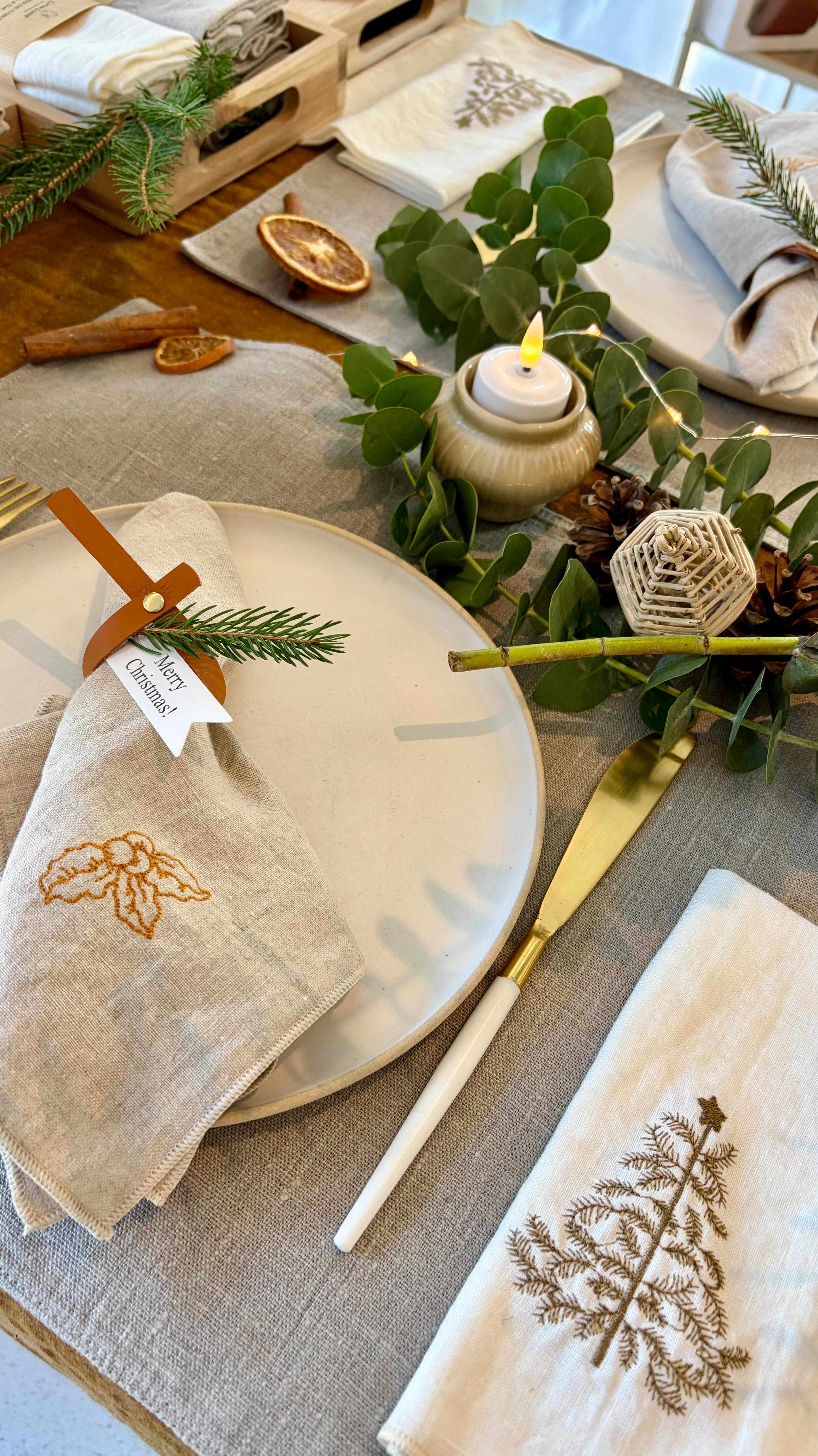 Ici, tout est douceur et lumière ✨
Le salon a ouvert ses portes hier… et quel bonheur de vous rencontrer, de partager, de parler maison, ambiance et lumière.
La douceur du lin parle d’elle-même — qu’il s’agisse d’un rideau, d’une serviette de bain, d’un plaid enveloppant ou d’un détail brodé pour une belle table d’hiver.
Je suis là tout le week-end pour imaginer avec vous votre intérieur et ré.enchanter votre quotidien 🌿.
Salon des métiers d’art . DOLCE MANUFACTURA organisé par le @workshopasbl au @dolcelahulpe .
📅 21 → 23 novembre 2025
📍 Dolce Manufactura – La Hulpe @dolcelahulpe
✨ Salon des Métiers d’Art
🌳 Au cœur de la Forêt de Soignes
🕘 Samedi & dimanche : 11h–18h
#linbelge #decorationdinterieur #pojagi #linnaturel #rideauxenlin #matierenaturelle #surmesure #rideausurmesure #vitraildelin #madeinbelgium #artdevivre #artdelatable #tabledefête #serviettebrodée