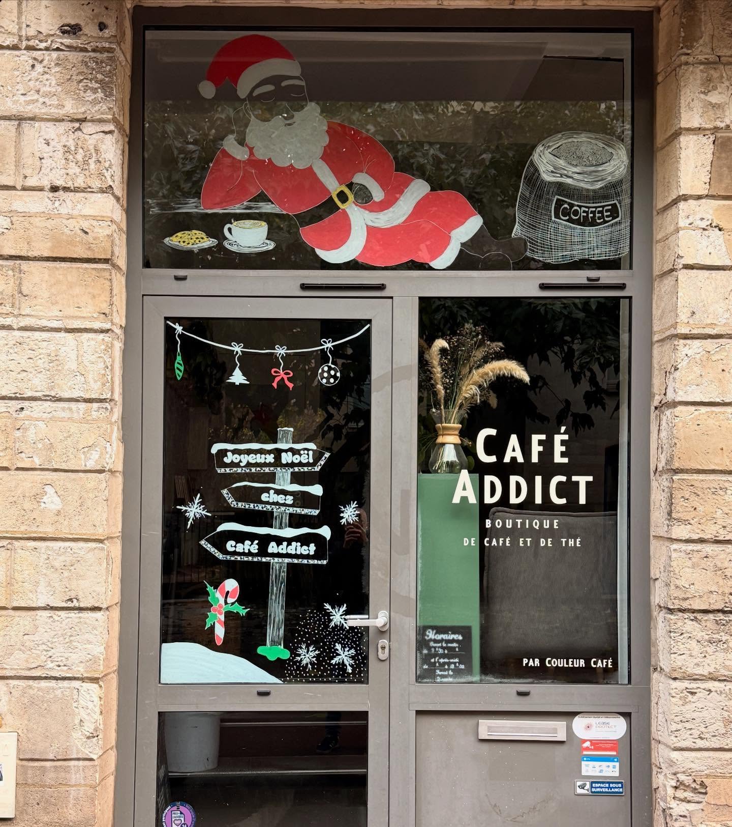 Quand lâĂ©quipe CafĂ© Addict fait la dĂ©coration de NoĂ«l. Tout simplement genial et merci Ă ChloĂ©, Amelie et Lola pour le temps passĂ© a dessiner et a faire la dĂ©co #boutiquerouen #shoppingrouen #deconoĂ«l #coffeetime