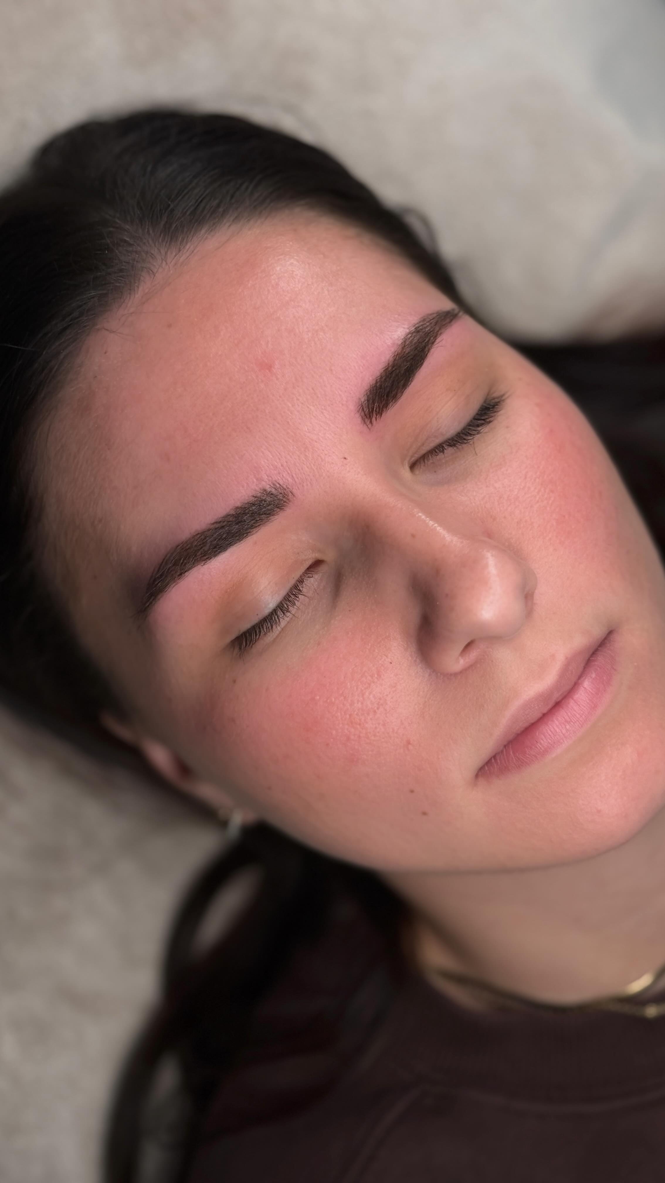 ✨ Microblading – Vorher ➜ Nachher
Siehst du den Unterschied?
Im Vorher: kleine Lücken, weniger Ausdruck.
Im Nachher: typgerechte Brows – und das Beste? Die Farbe wird noch ca. 40% heller und dann perfekt zu ihrem natürlichen Look passen. 🤎
Natürliche Brauen, die dein Gesicht weich rahmen & dich frischer wirken lassen.
Wenn du dir auch so ein softes Ergebnis wünschst – schreib mir gern! ✨
#MicrobladingBielefeld #SoftBrows #NaturalBrows #VorherNachher #PMUArtist
