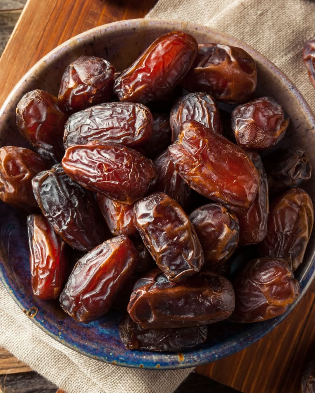 🍃✨ Si hay un fruto que merece ser protagonista, es el dátil.
Dulce de manera natural, suave, versátil… y perfecto para todo: para sumarlo a tus recetas, para endulzar sin culpa o simplemente para disfrutarlo como ese snack saludable que te salva el día.
En Don Hipólito tenemos dátiles exquisitos, ideales para rellenar, licuar, picar o comer como si fueran un caramelo natural.
Probalo una vez y entendés por qué es el secreto de tantas cocinas.
💚 Tu nuevo aliado dulce te espera en nuestra web. ¿Lo probaste ya?
#DonHipólitoNueces #PromoNoviembre #EnvioGratis #FrutosSecos #ComprasOnline #VidaSaludable #TiendaNatural