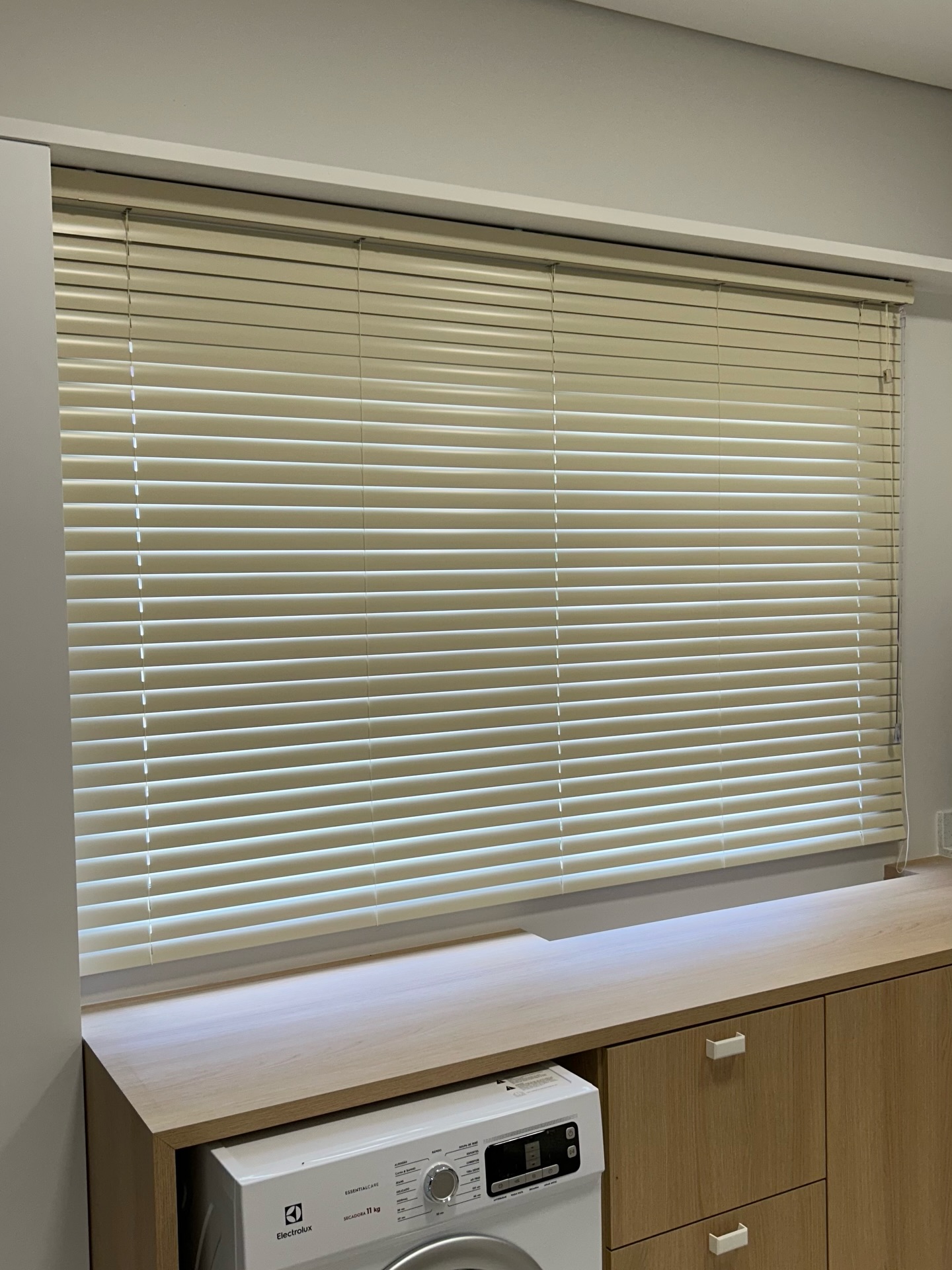 Persiana 50mm em lâminas largas — mais presença visual, mais aconchego e um acabamento sofisticado para o espaço. Instalação limpa e precisa.
📲 Chame para orçamento personalizado.