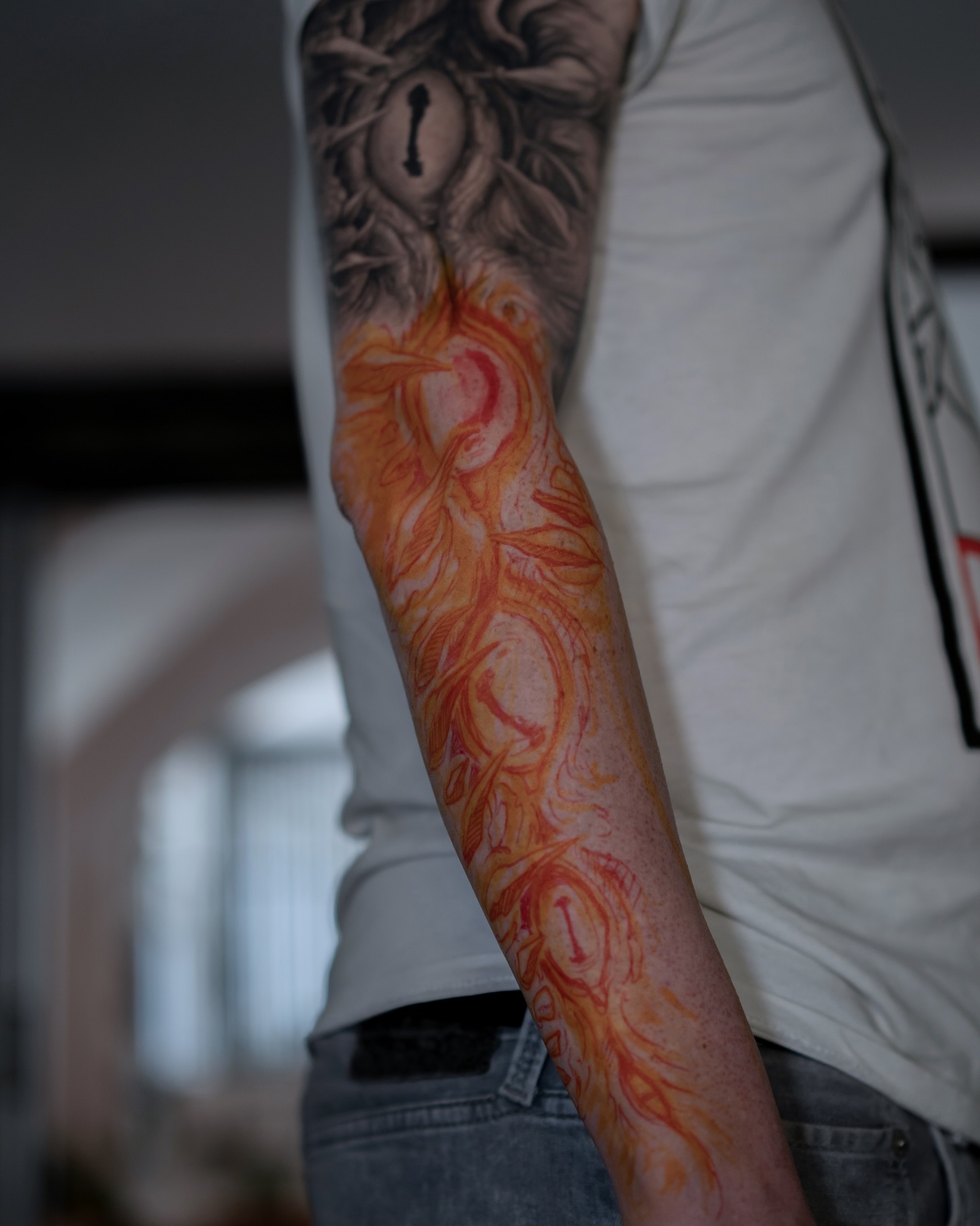 WIP - Added a few more freehand elements to this H.P. Lovecraft-inspired sleeve. Took the opportunity to grab some of my markers, since this style really lends itself to freehanding directly on the skin. This is just the base layer, so I can’t wait to show you guys the finished version of this piece. 🤘
#tattooart #freehand #freehandtattoo #lovecraft