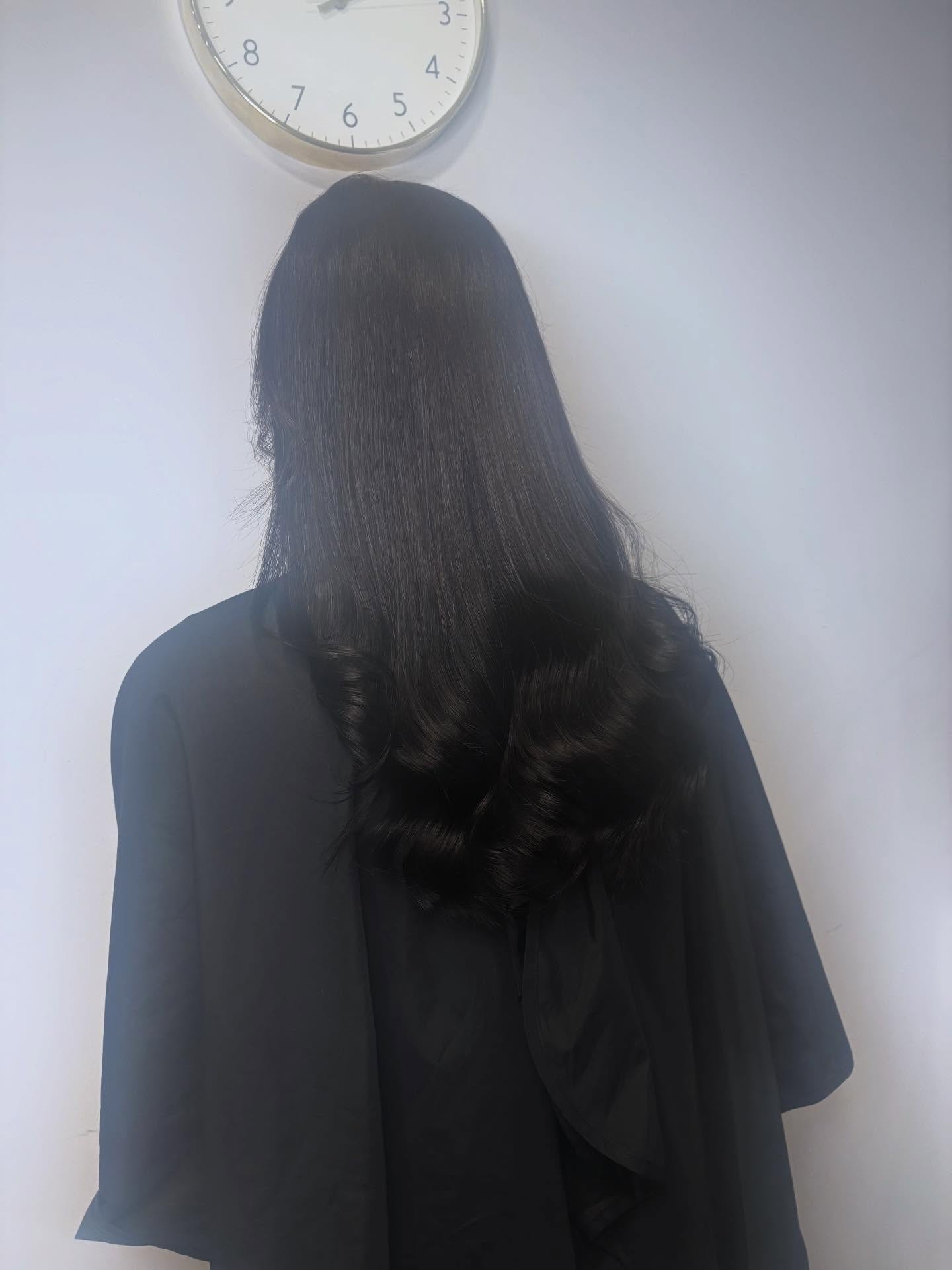 It’s time!!! ✨
Beautyworks transformation for Specialist Olivia’s lady 🖤
Using the nano connection method
Shade RAVEN
16inches @beauty_worksonline
Not only did we add length but look how much fuller my clients hair looks, super discreet and natural blend.
Get Christmas ready👏🏼 As a salon cannot wait to greet you over December 🎅🏼
We do have some limited availability with our talented stylists get booked asap to avoid disappointment👇🏻
Follow the booking link
Alternatively give us a call to get booked in 📱
Olivia’s next available slot is New Year’s Eve 🎉! #hairextensionsspecialist #colourspecialist #hairlosshairconsultant #blondespecialists