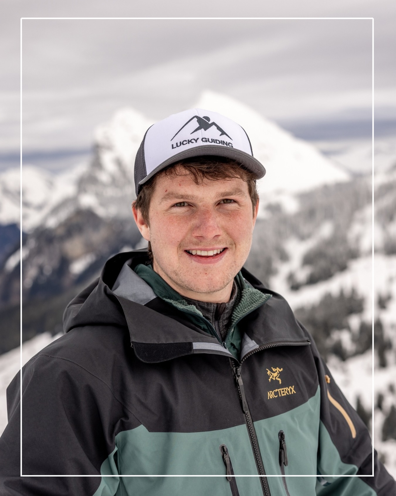 Wer steckt hinter @lucky_guiding ?
LUCA
🎿 | Skilehrer & Skiführer
🏂 | Langlauf- & Snowboardlehrer
🏔️ | Gründer von Lucky Guiding
❄️ | Ausbildner bei @vorarlbergerskilehrerverband
🚨 | Mitglied der Lawinenkomission @damuels.mellau
🏔️ | Berg-& Canyoningretter, Bergrettung Vorarlberg
☀️ | im Sommer: Canyoningführer
